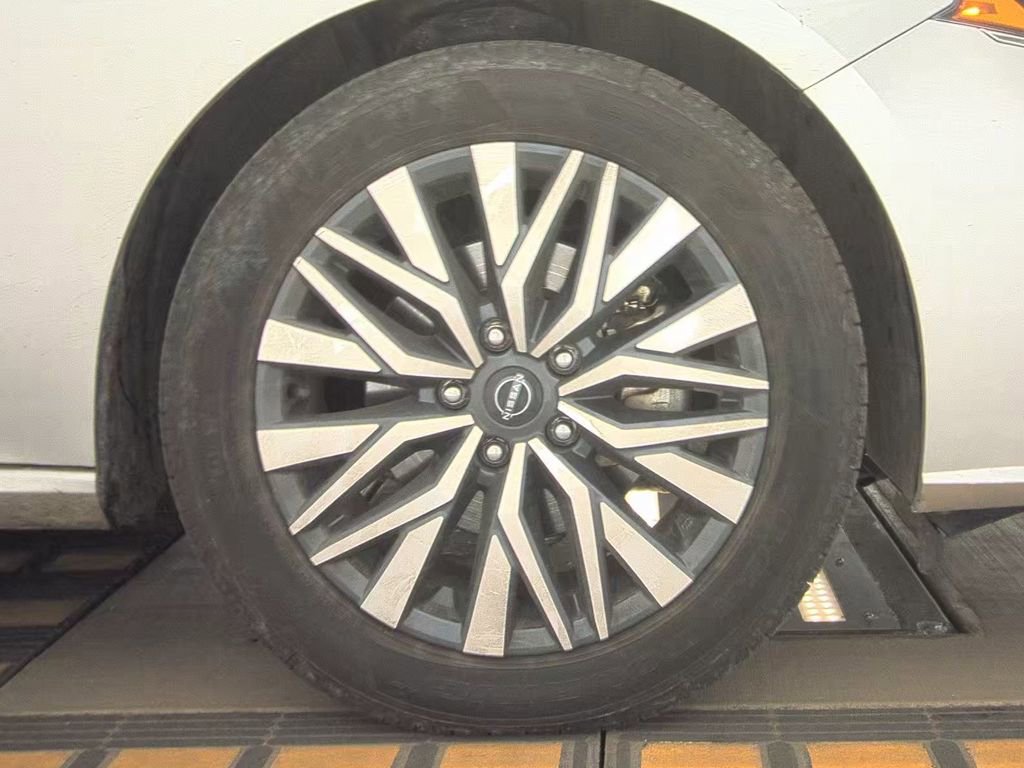 Used 2024 Nissan Altima 2.5 SV image 11