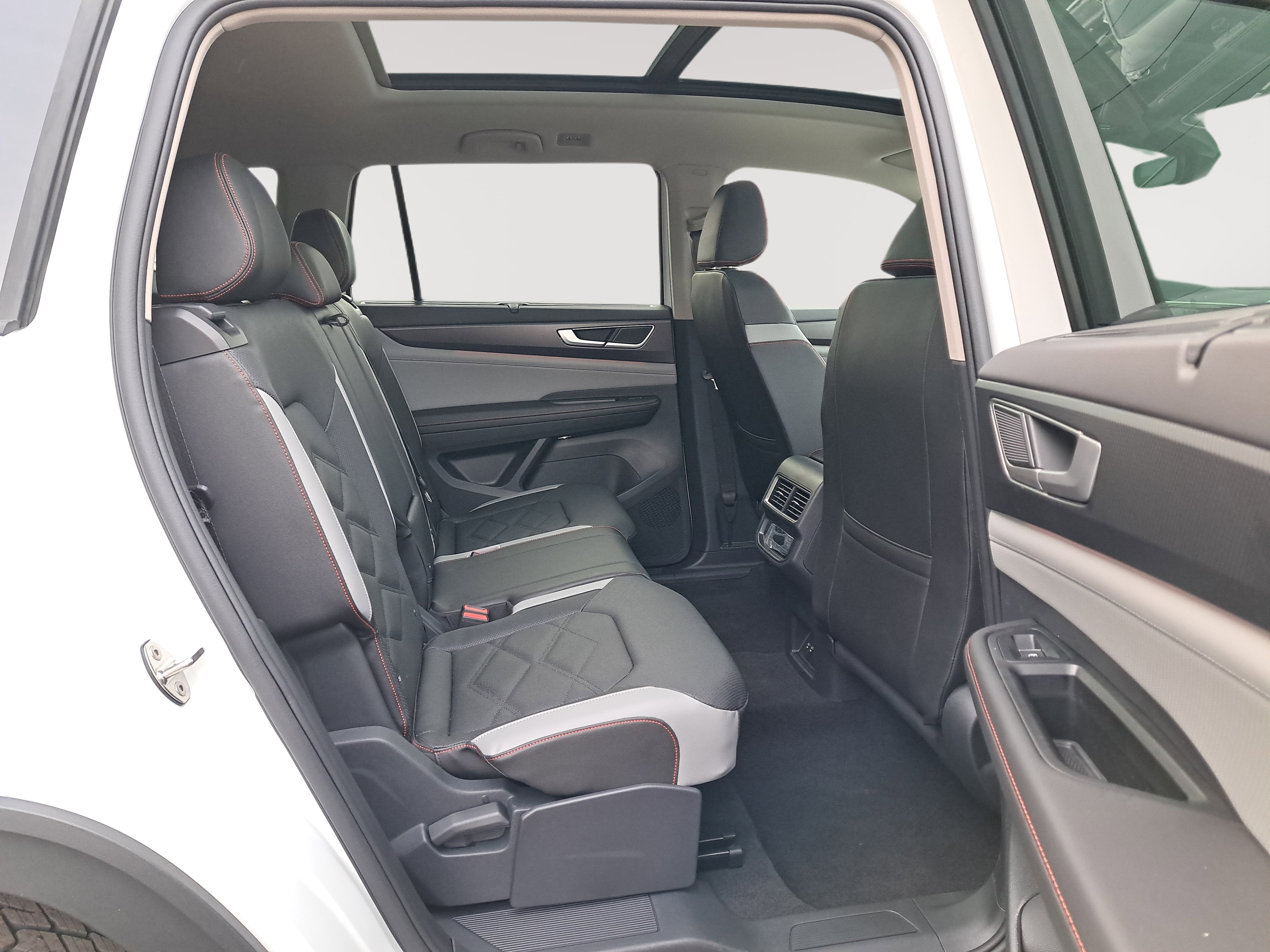 New 2025 Volkswagen Atlas Peak Edition SE image 15