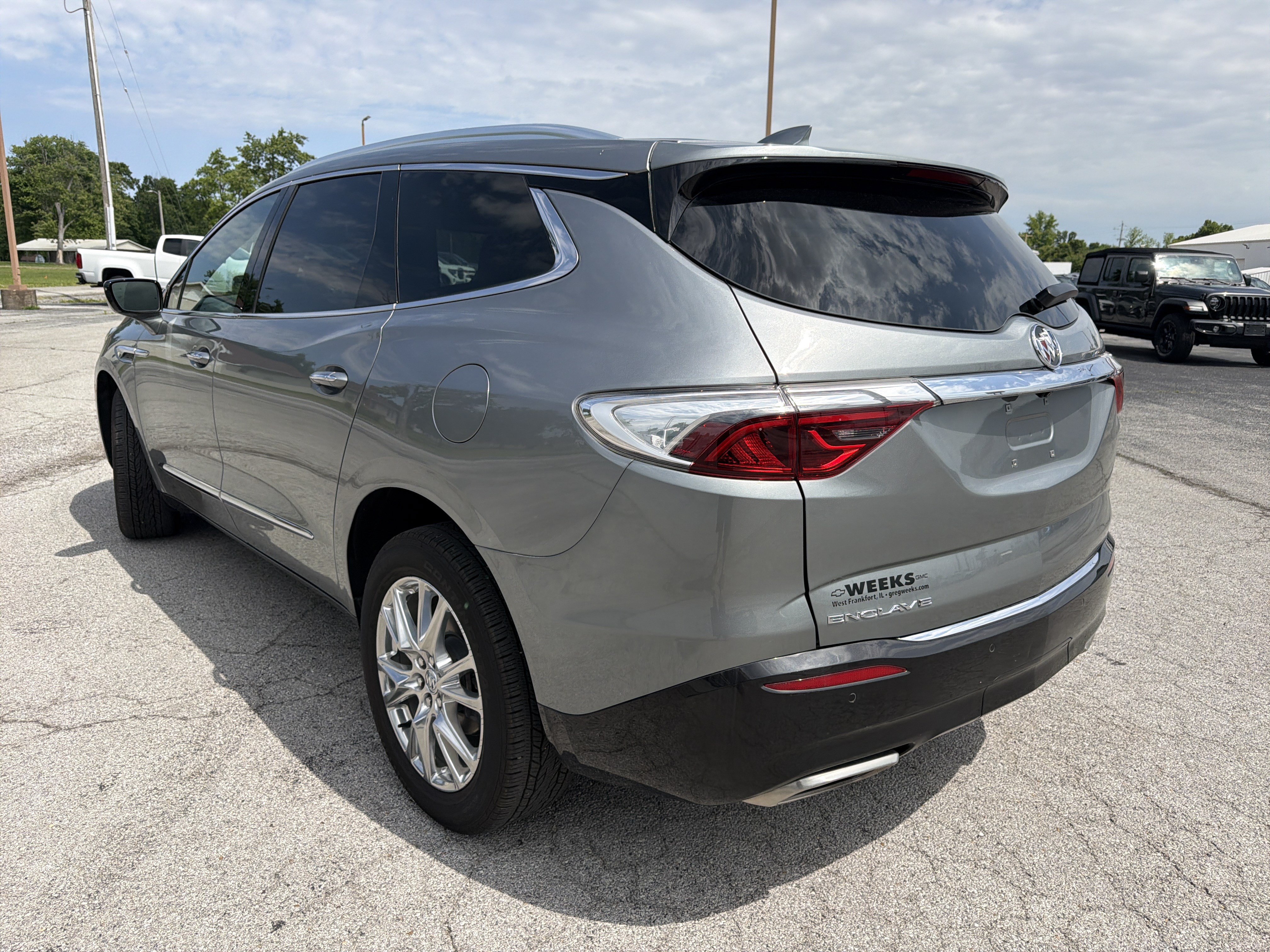 Used 2023 Buick Enclave Essence w/ Experience Buick Package FWD image 4