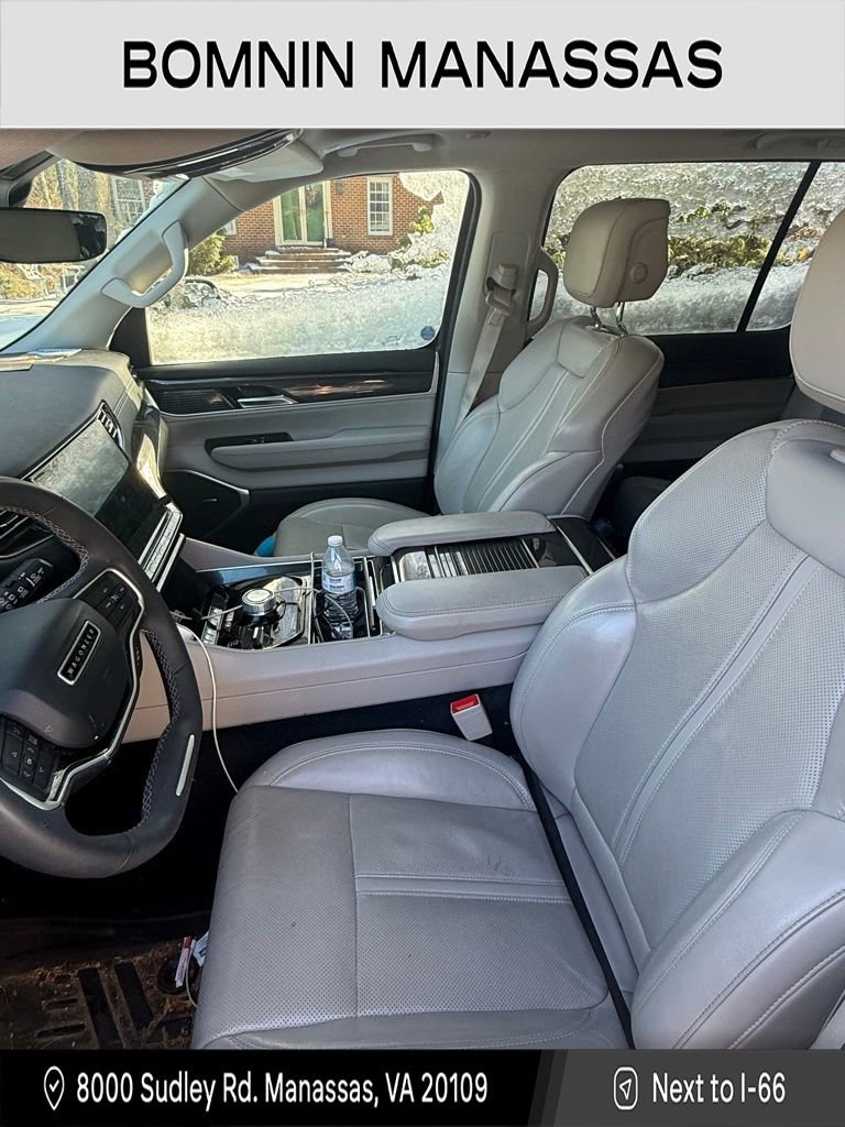 Used 2023 Jeep Wagoneer Base w/ Premium Group I image 2