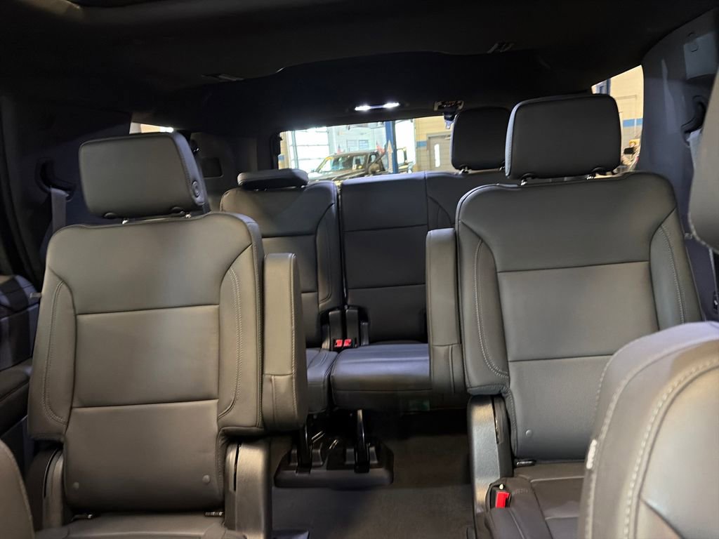 Used 2022 Chevrolet Tahoe Z71 w/ Luxury Package AWD/4WD image 39