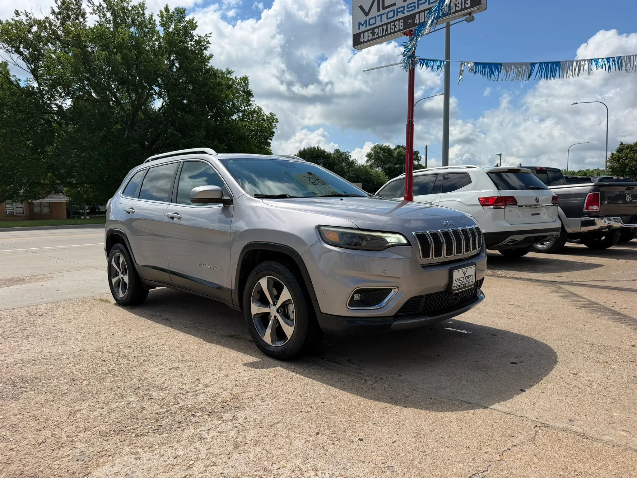 Used 2019 Jeep Cherokee Limited w/ Luxury Group AWD/4WD image 2