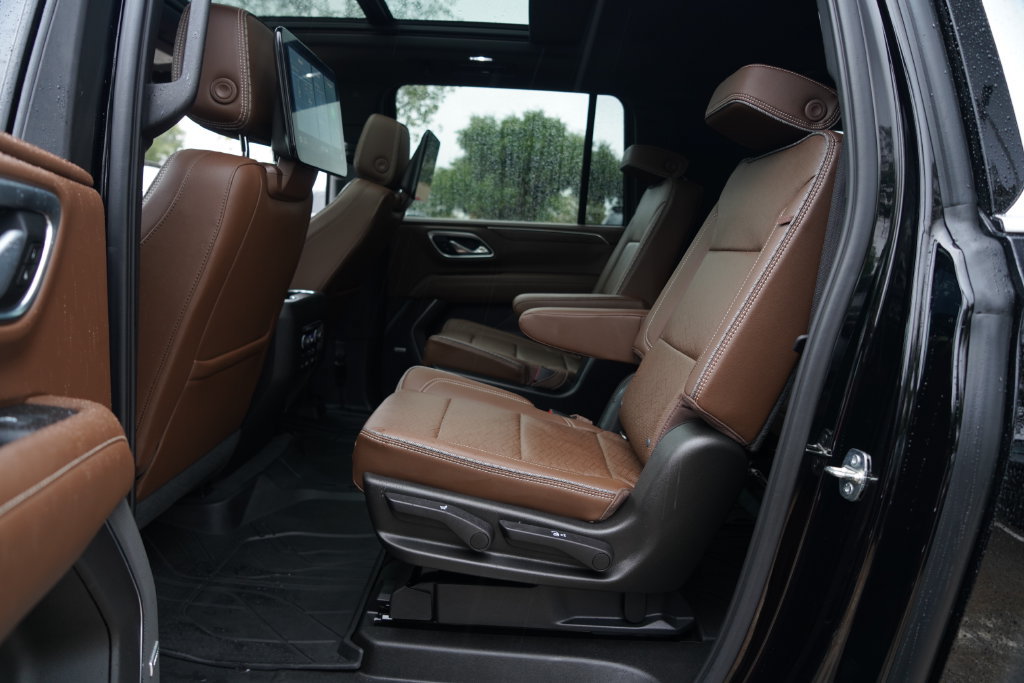 Used 2021 Chevrolet Suburban High Country w/ Premium Package AWD/4WD image 28