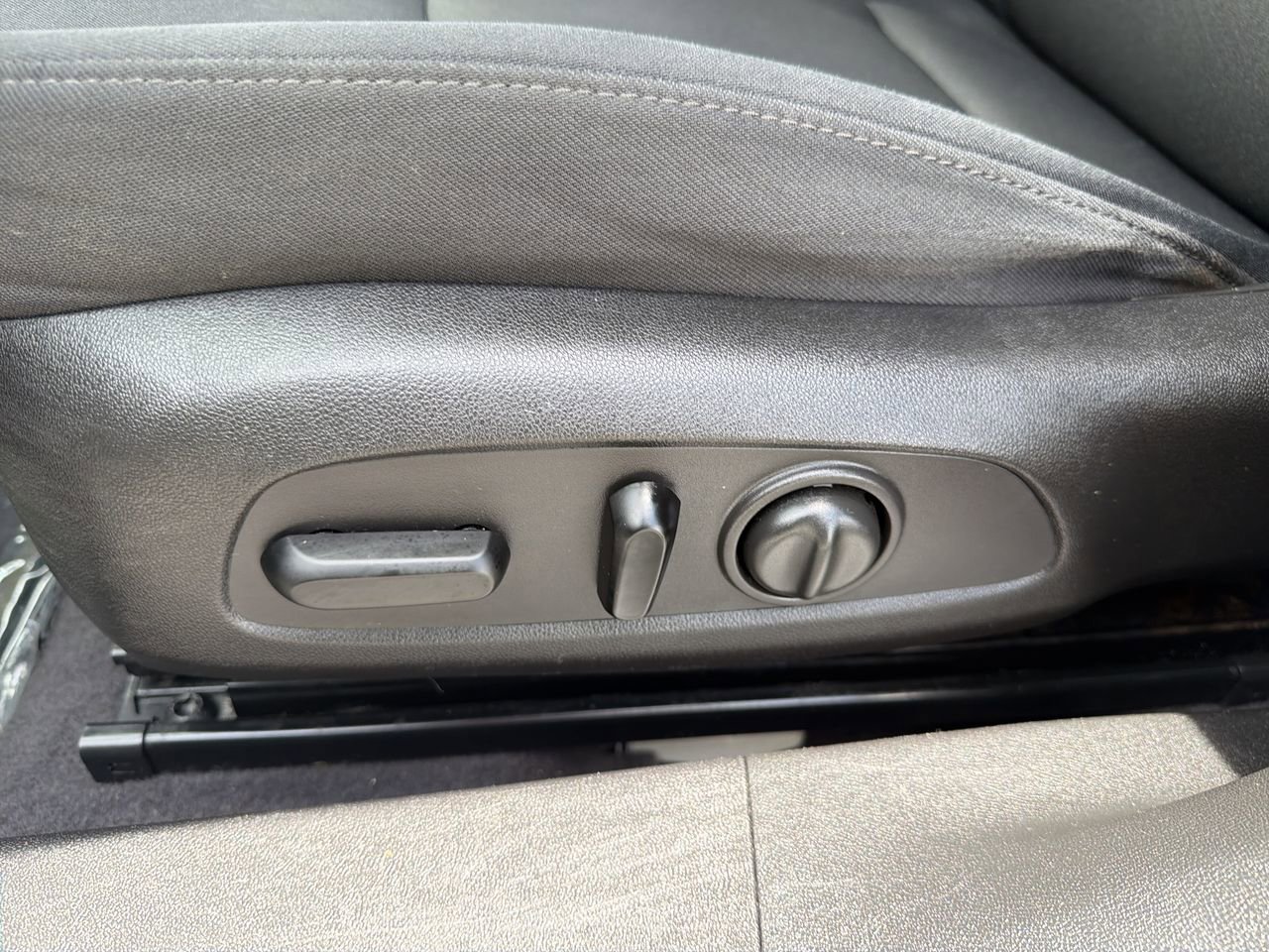 Used 2017 Chevrolet Malibu LT FWD image 18