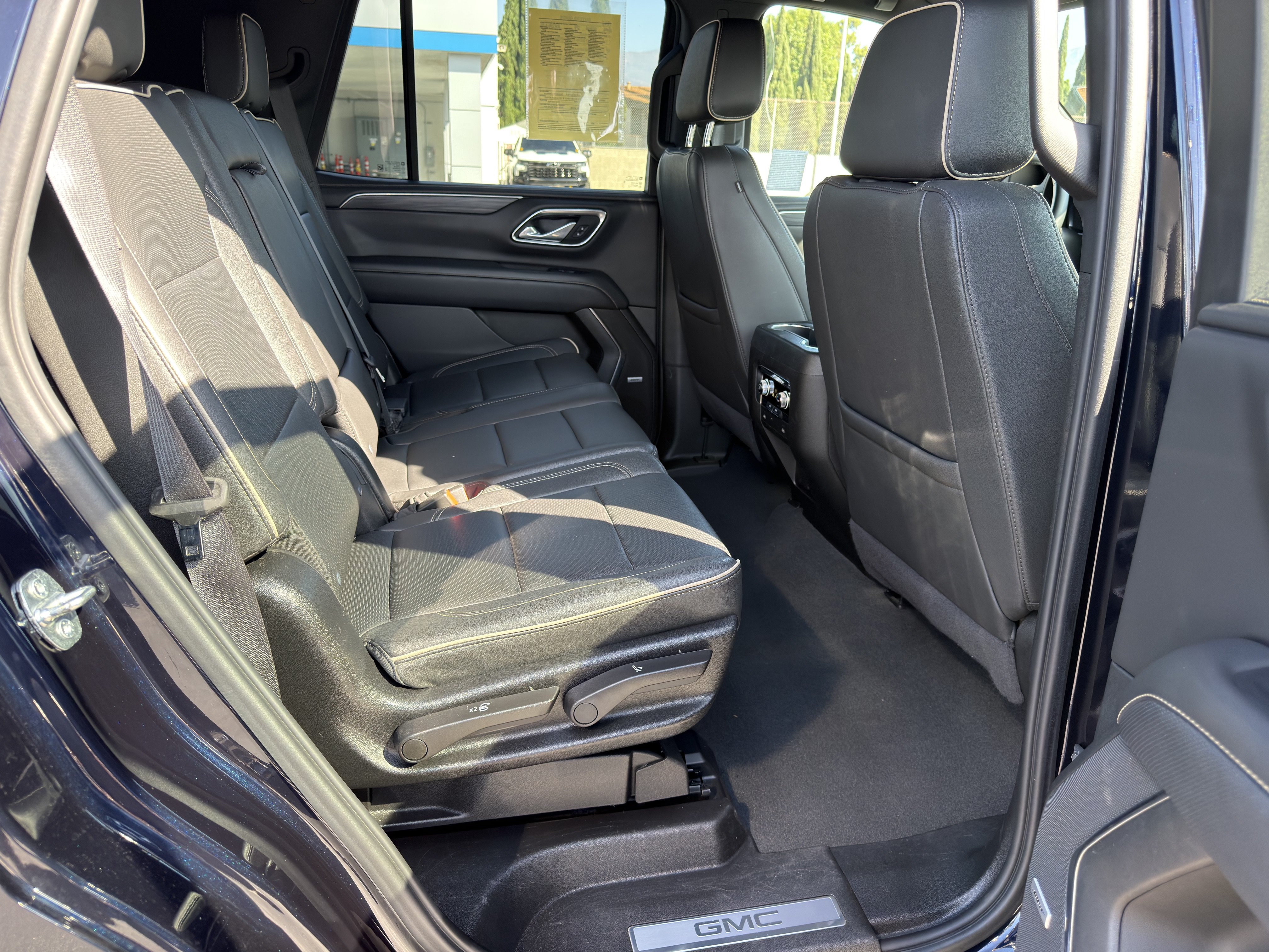 Used 2024 GMC Yukon SLT AWD/4WD image 12