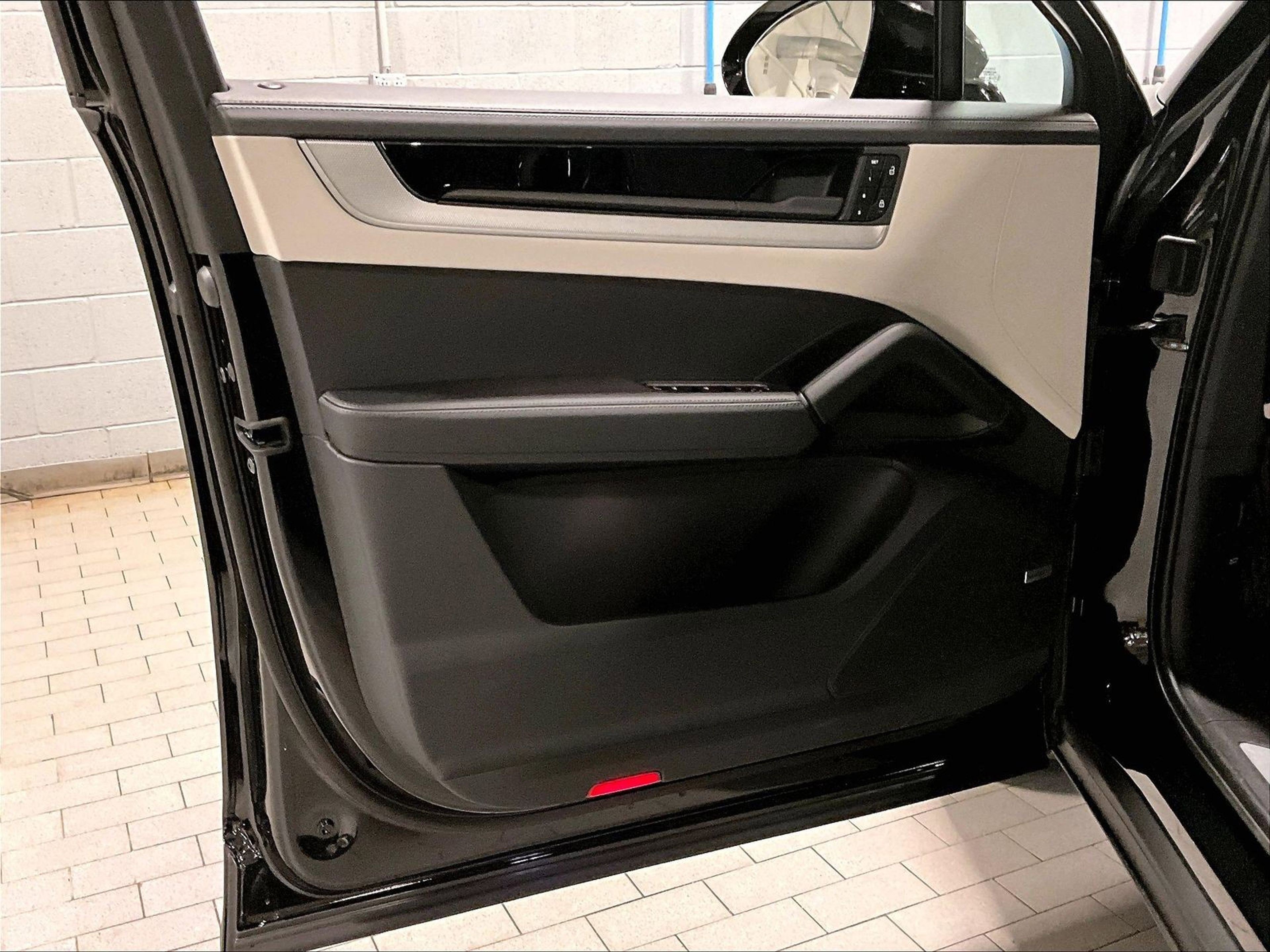 New 2026 Porsche Cayenne E-Hybrid image 16