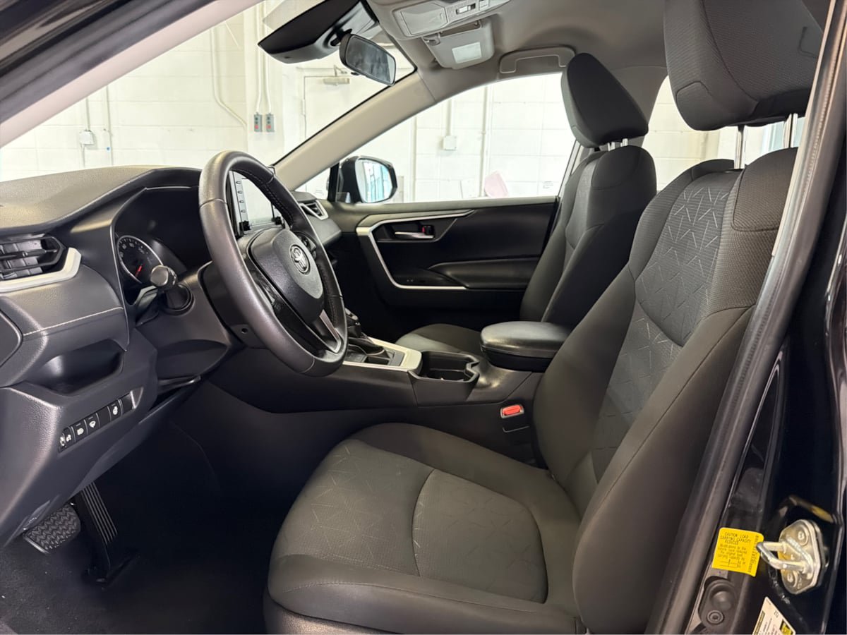 Used 2021 Toyota RAV4 XLE w/ XLE Grade Weather Package AWD/4WD image 9