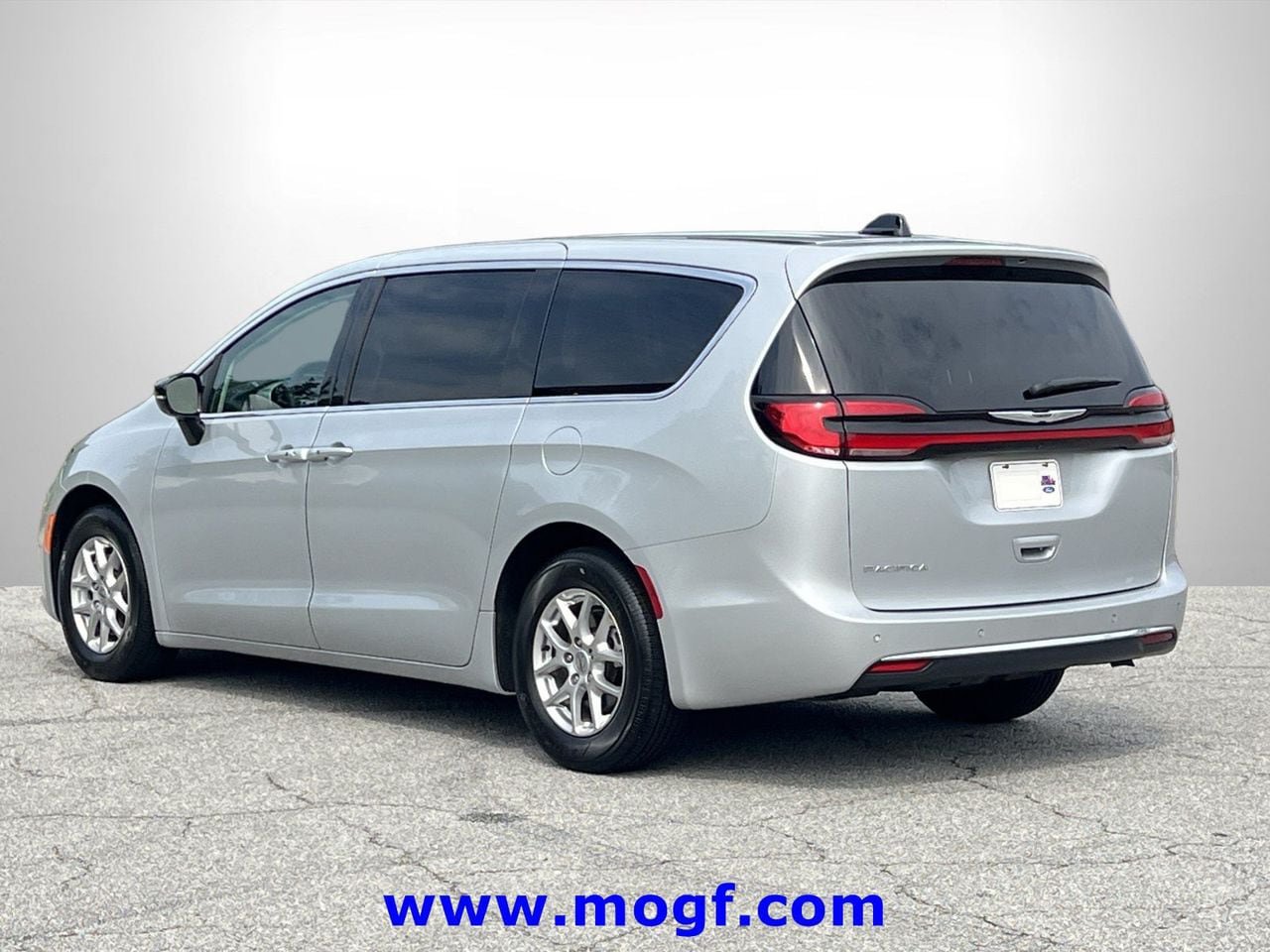 Used 2024 Chrysler Pacifica Touring-L FWD image 2