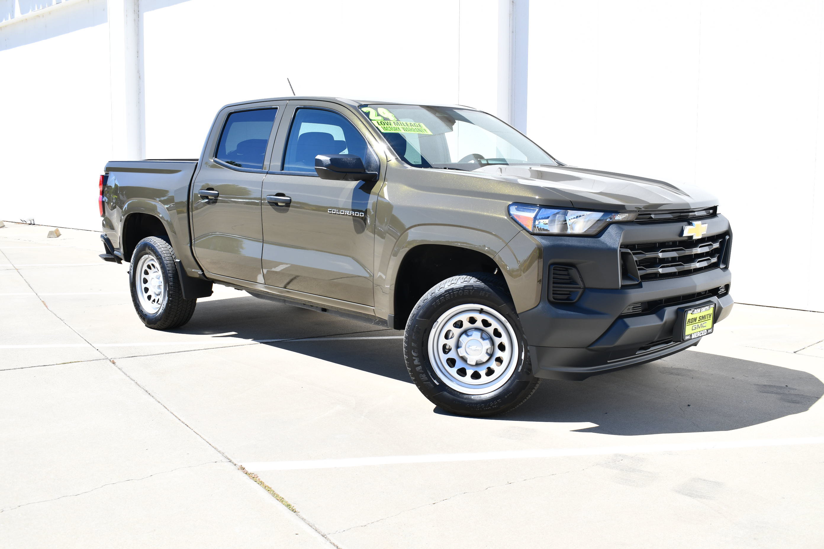 Used 2024 Chevrolet Colorado W/T RWD image 2