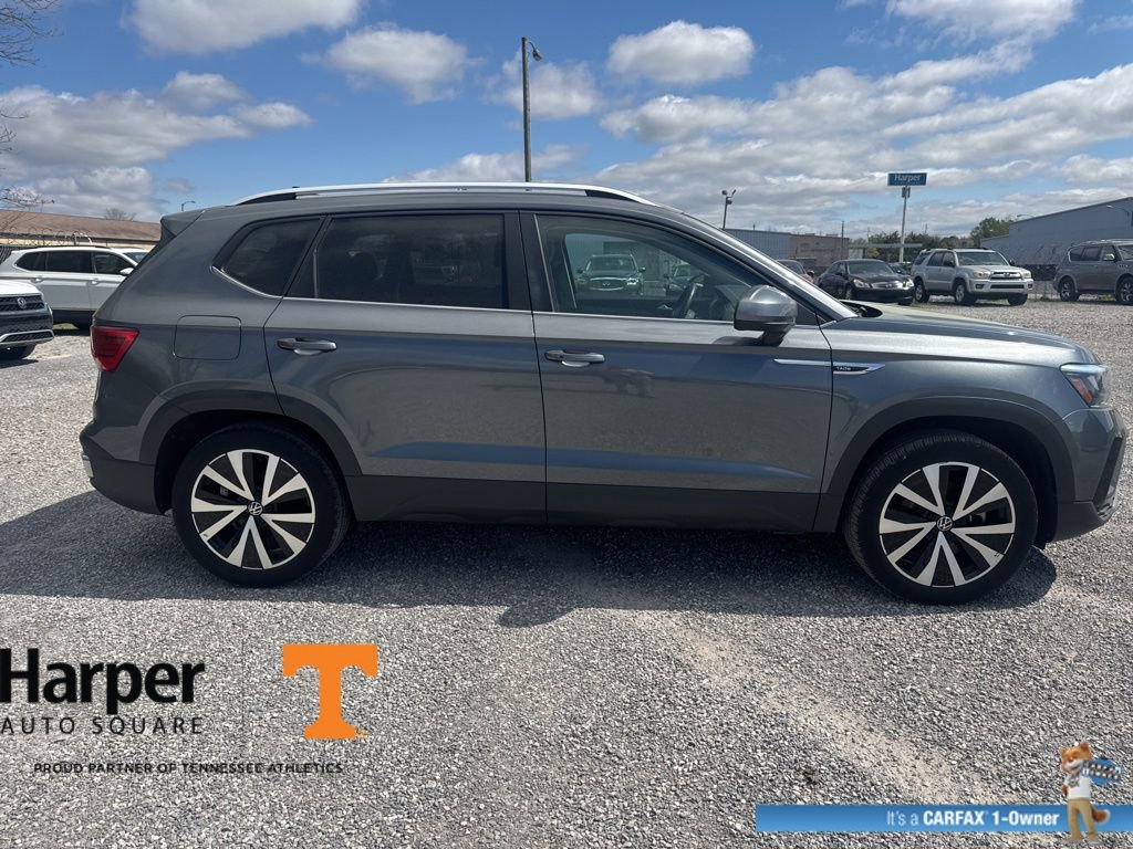 Used 2023 Volkswagen Taos SE w/ Panoramic Sunroof Package image 6