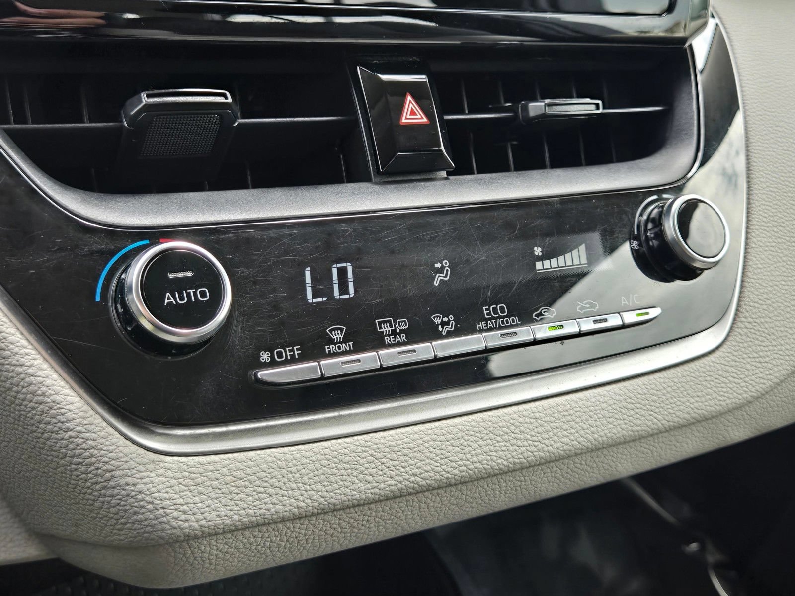 Used 2020 Toyota Corolla LE w/ Carpet Mat Package (TMS) FWD image 22