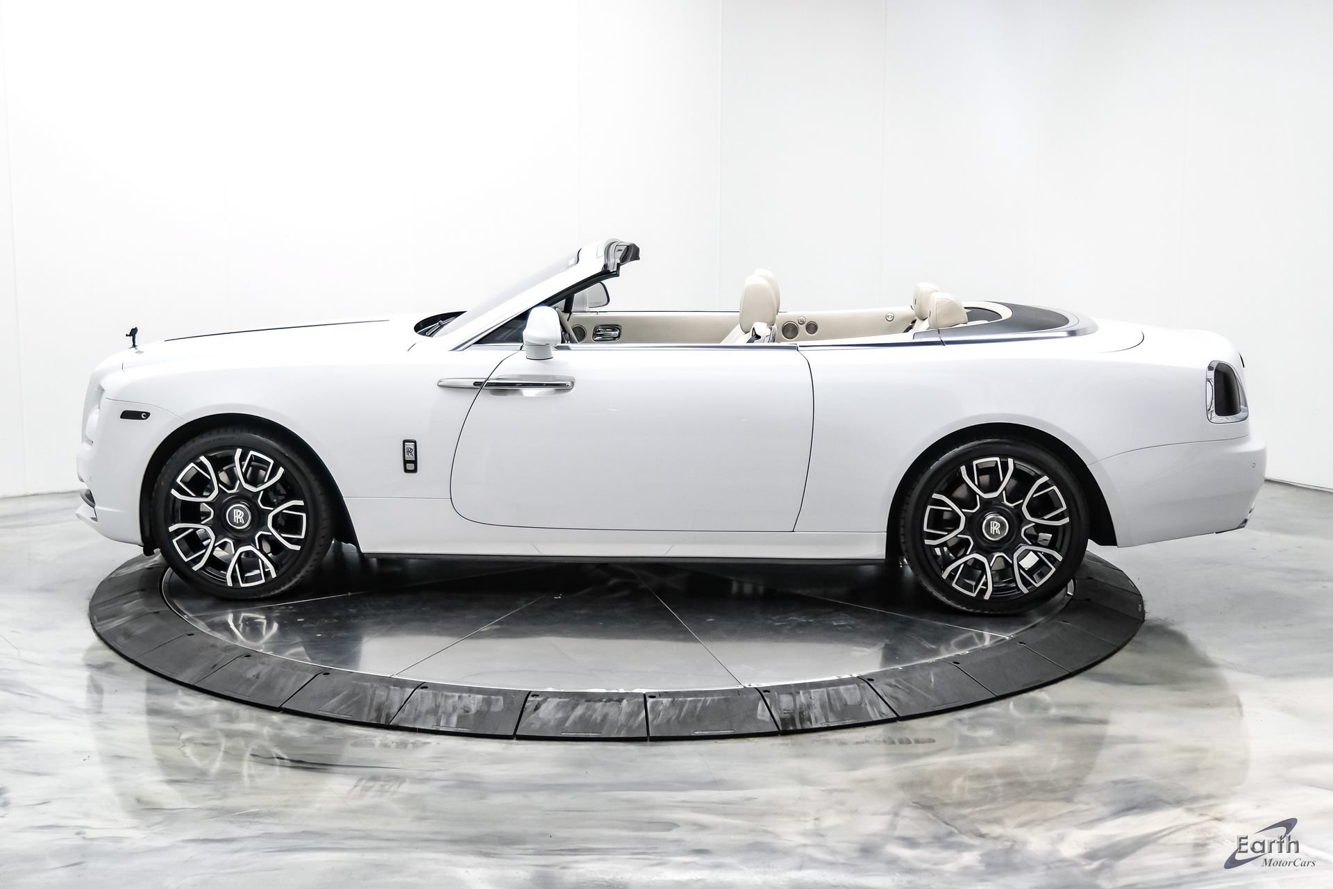 Used 2017 Rolls-Royce Dawn RWD image 9