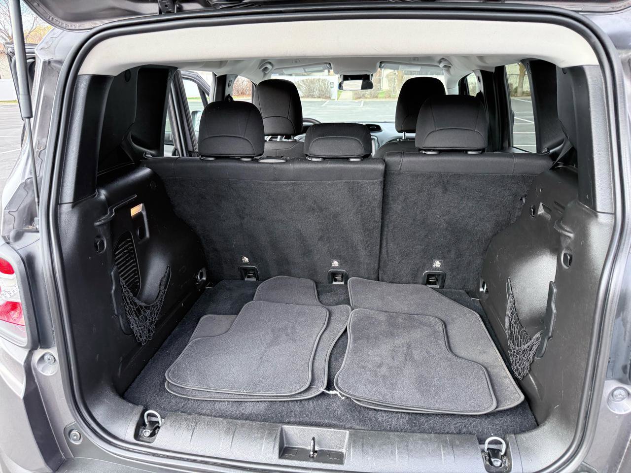 Used 2018 Jeep Renegade Latitude FWD image 11