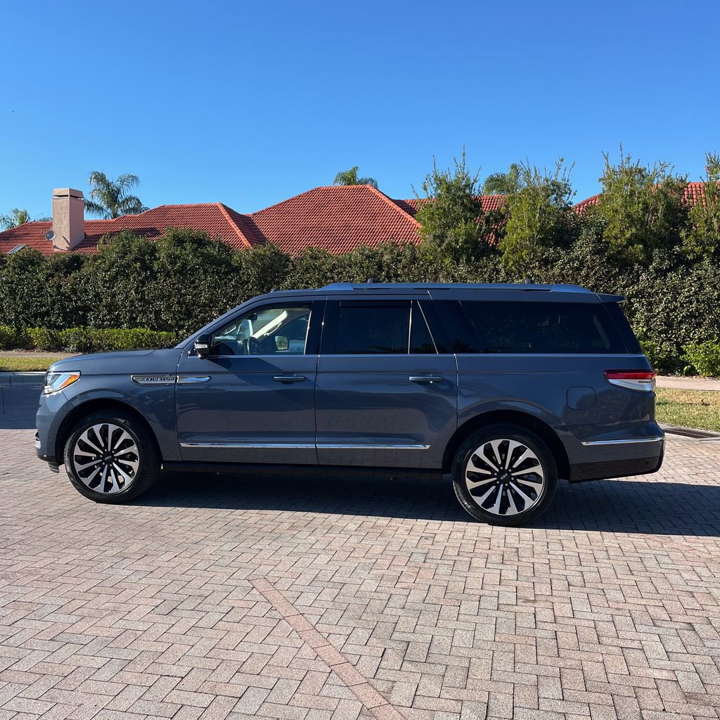 Used 2022 Lincoln Navigator L Reserve image 4