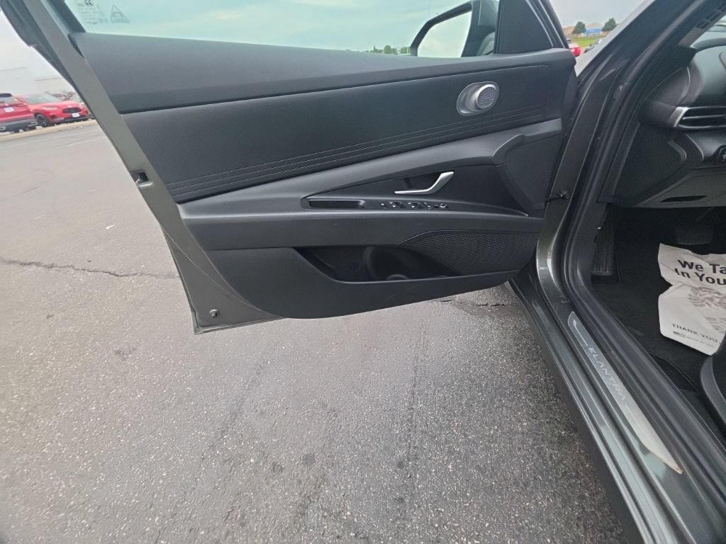 Used 2024 Hyundai Elantra SE FWD image 11