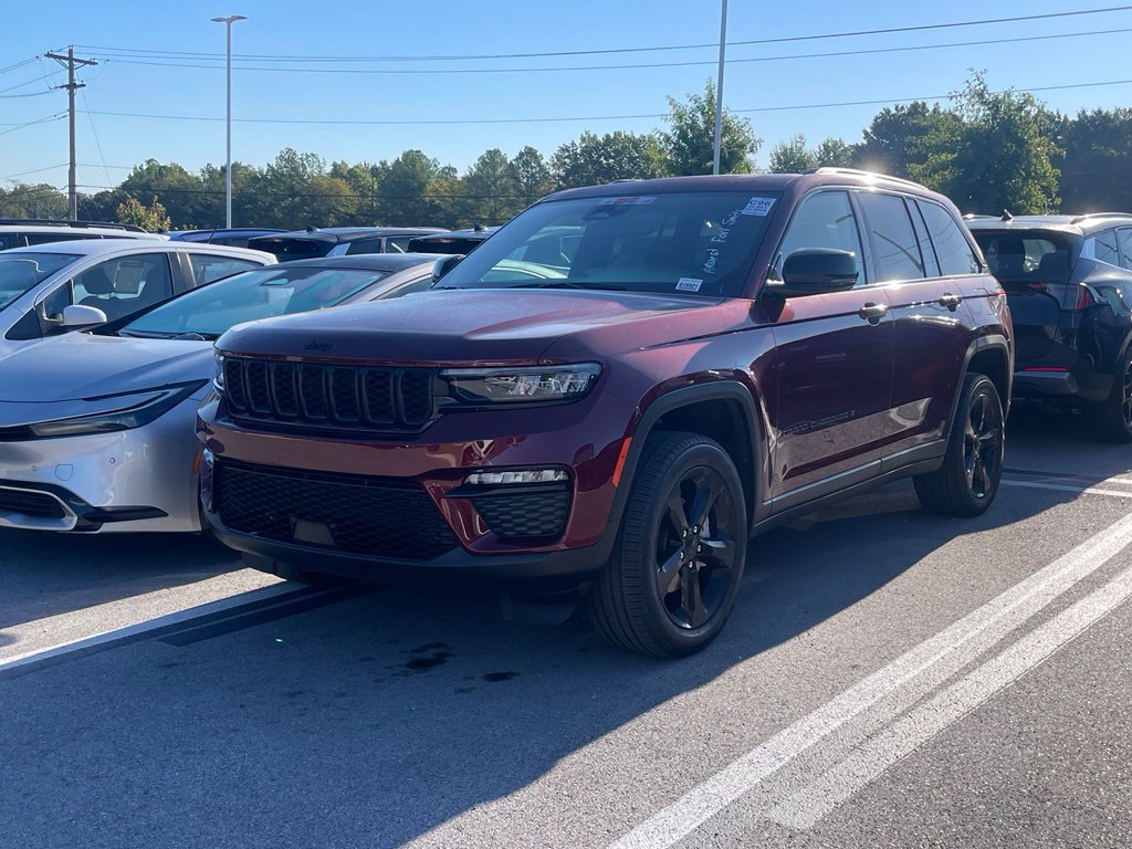 Used 2024 Jeep Grand Cherokee Limited w/ Black Appearance Package AWD/4WD image 3