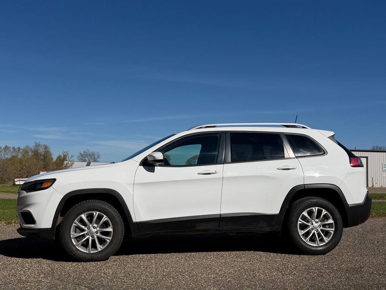 Used 2020 Jeep Cherokee Latitude w/ Cold Weather Group AWD/4WD image 2