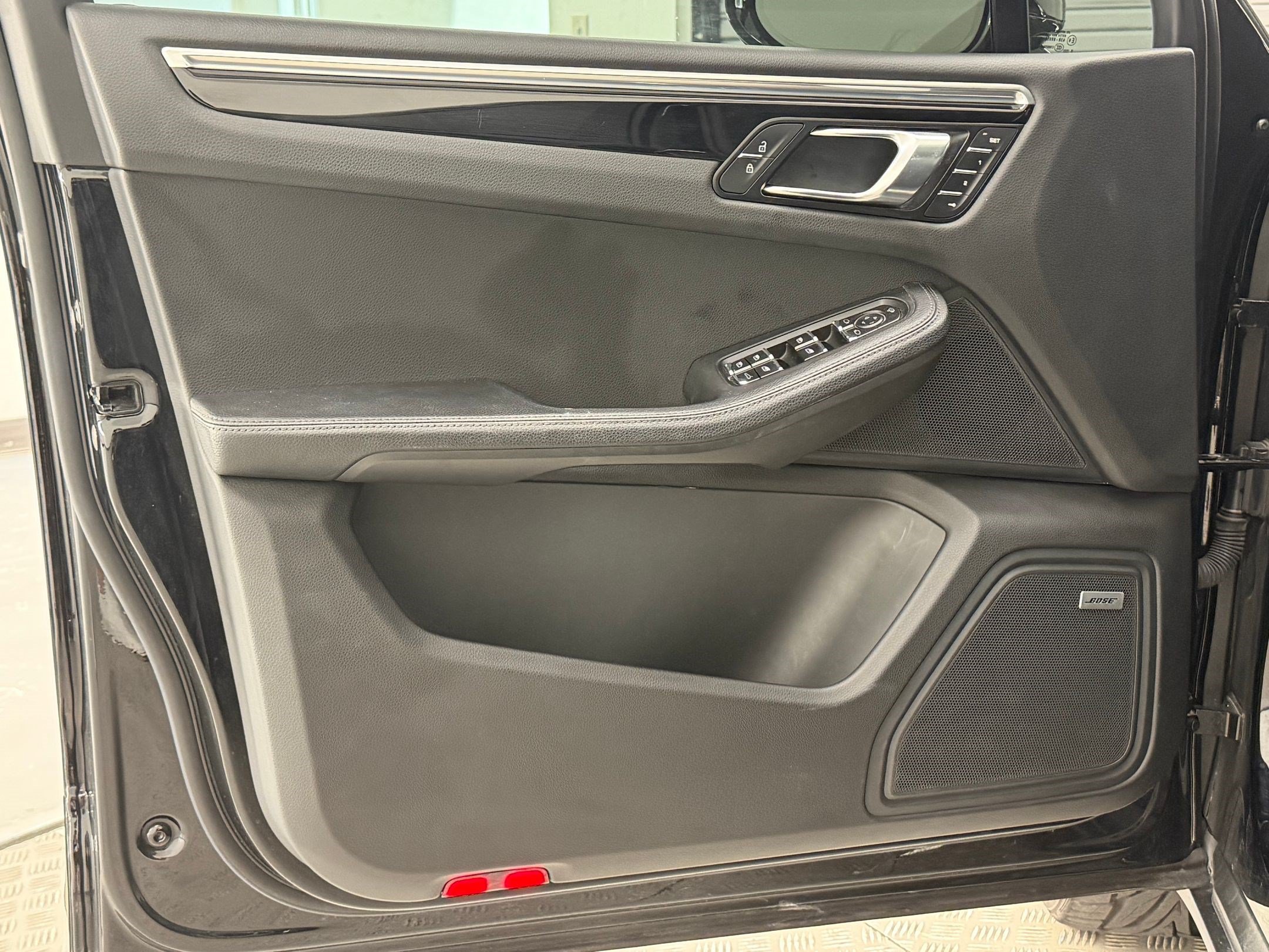 Used 2024 Porsche Macan AWD/4WD image 14
