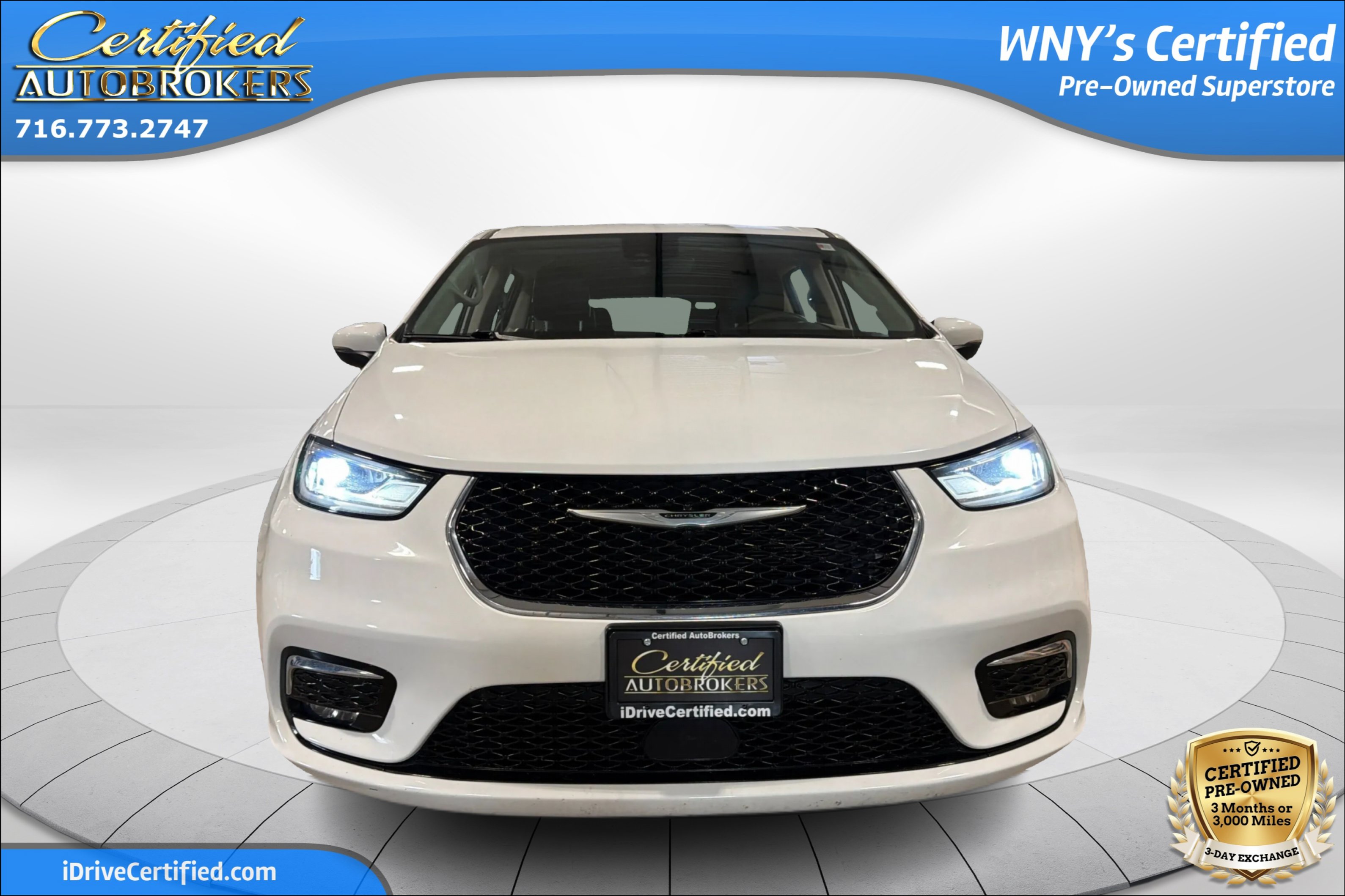 Used 2023 Chrysler Pacifica Touring-L FWD image 2