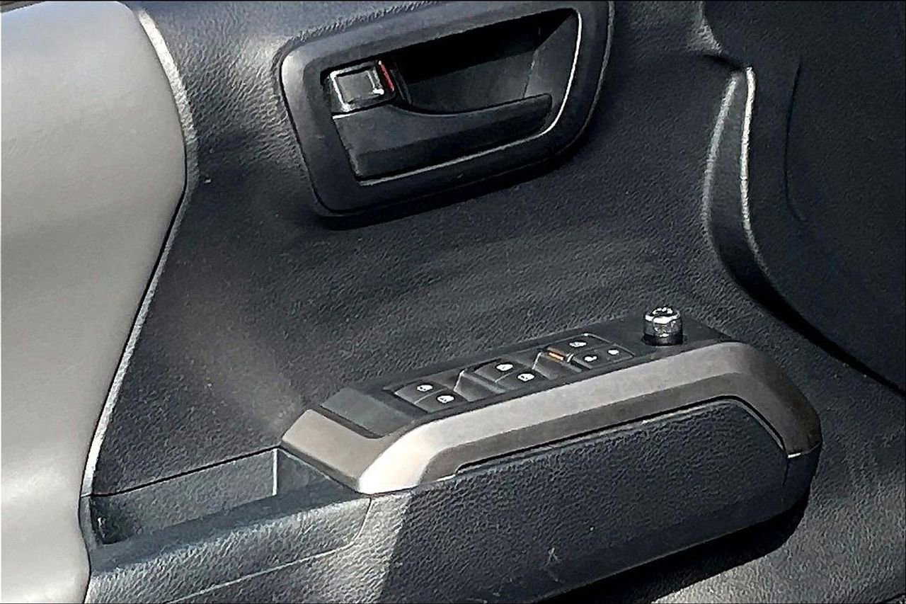 Used 2018 Toyota Tacoma SR5 AWD/4WD image 27