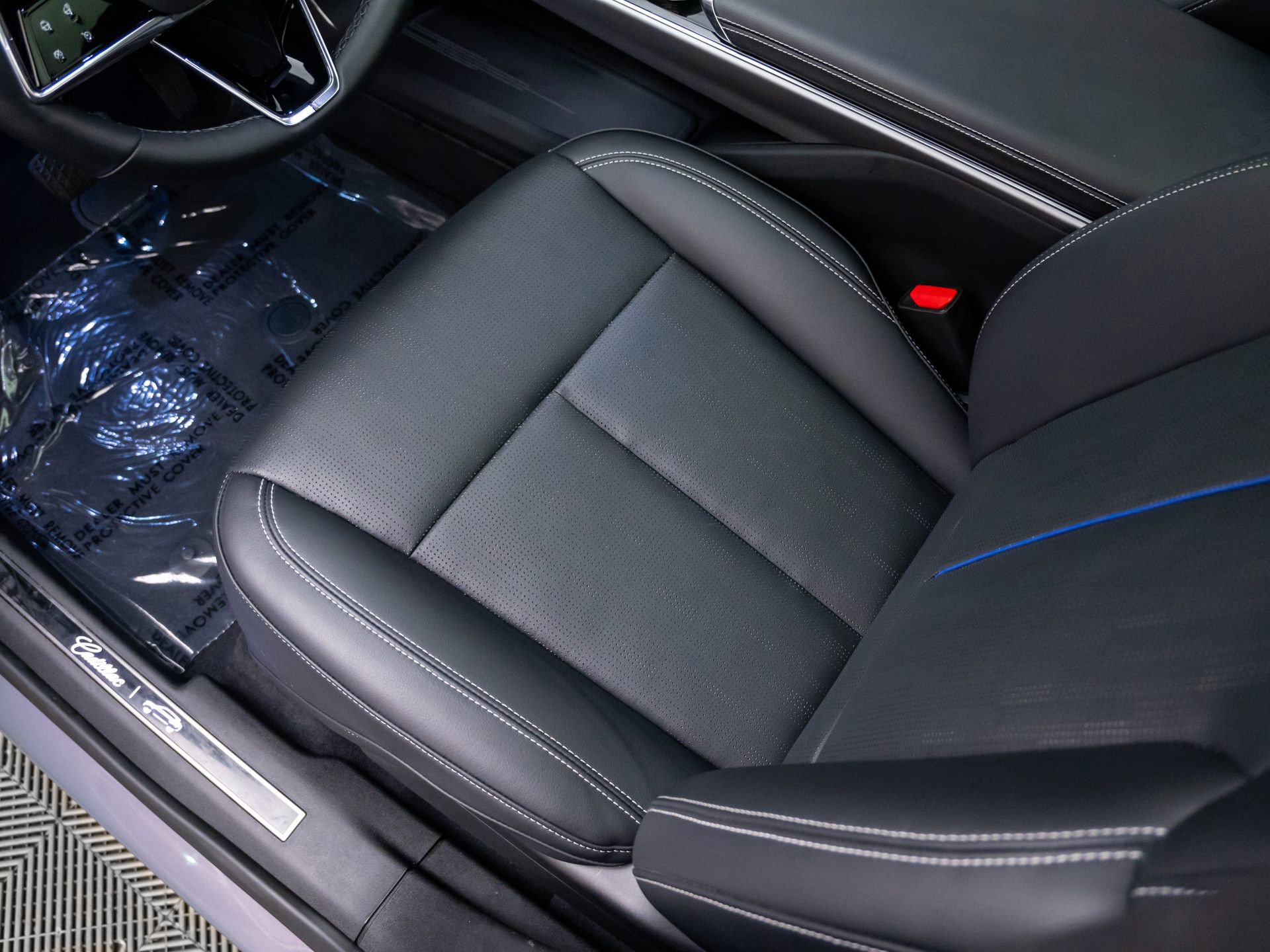 Certified 2025 Cadillac Lyriq Luxury w/ LPO, Floor Liner Package image 18