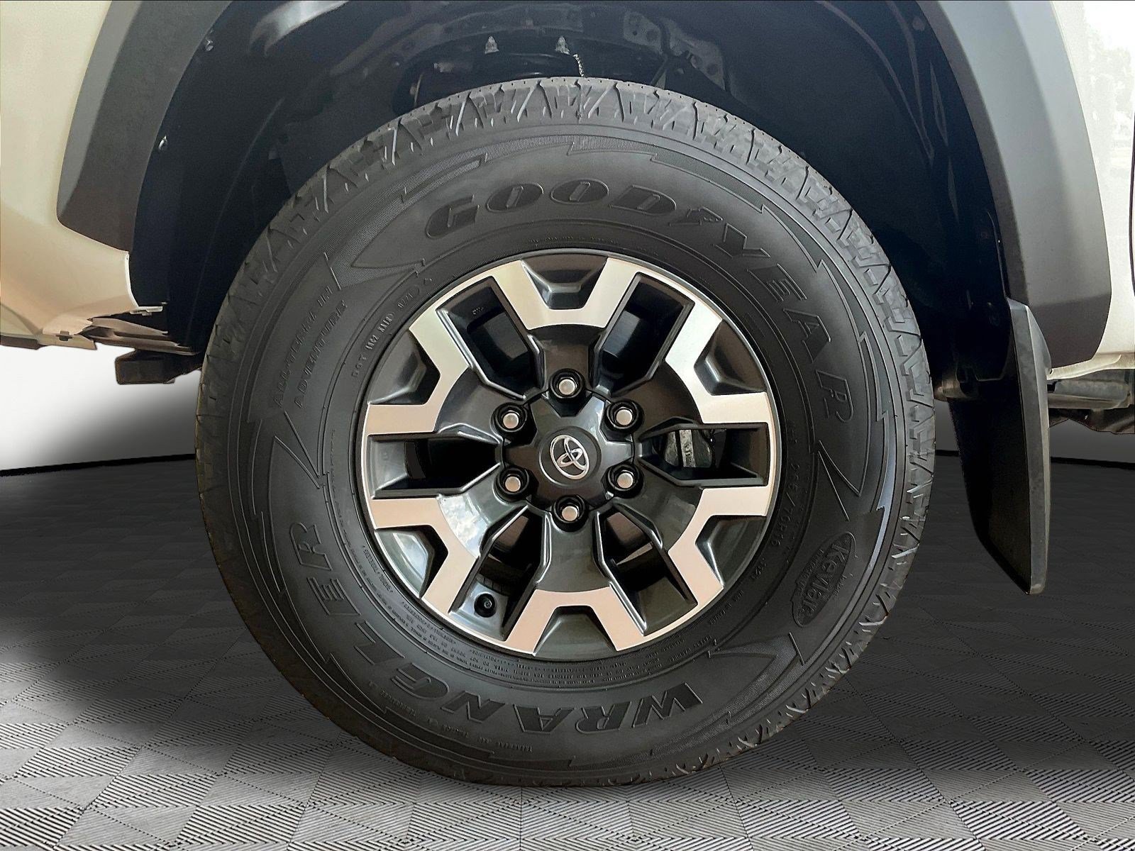 Used 2021 Toyota Tacoma TRD Off-Road w/ TRD Premium Off Road Package AWD/4WD image 32