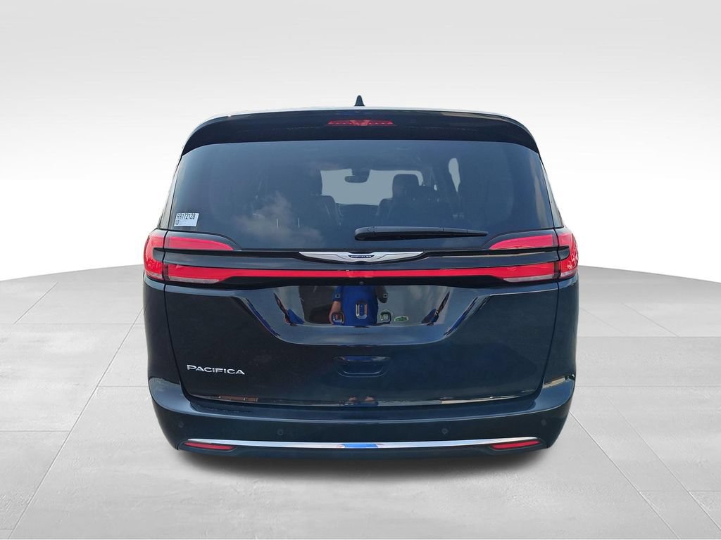 Used 2024 Chrysler Pacifica Touring-L FWD image 4