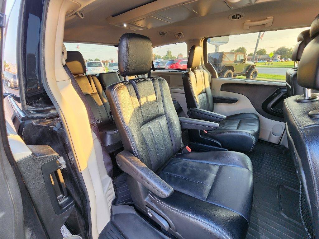 Used 2014 Chrysler Town & Country Touring w/ Driver Convenience Group FWD image 19