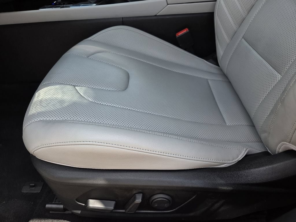 Used 2025 Hyundai Elantra Limited FWD image 16