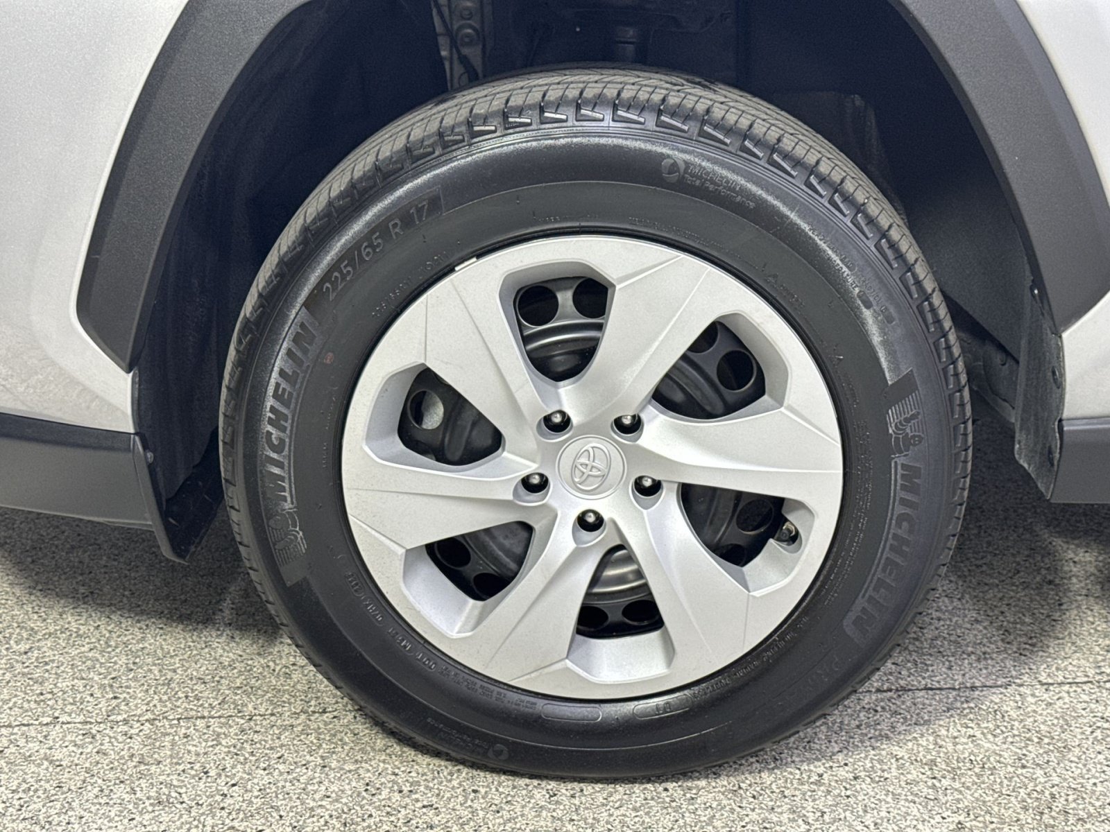 Used 2025 Toyota RAV4 LE AWD/4WD image 24