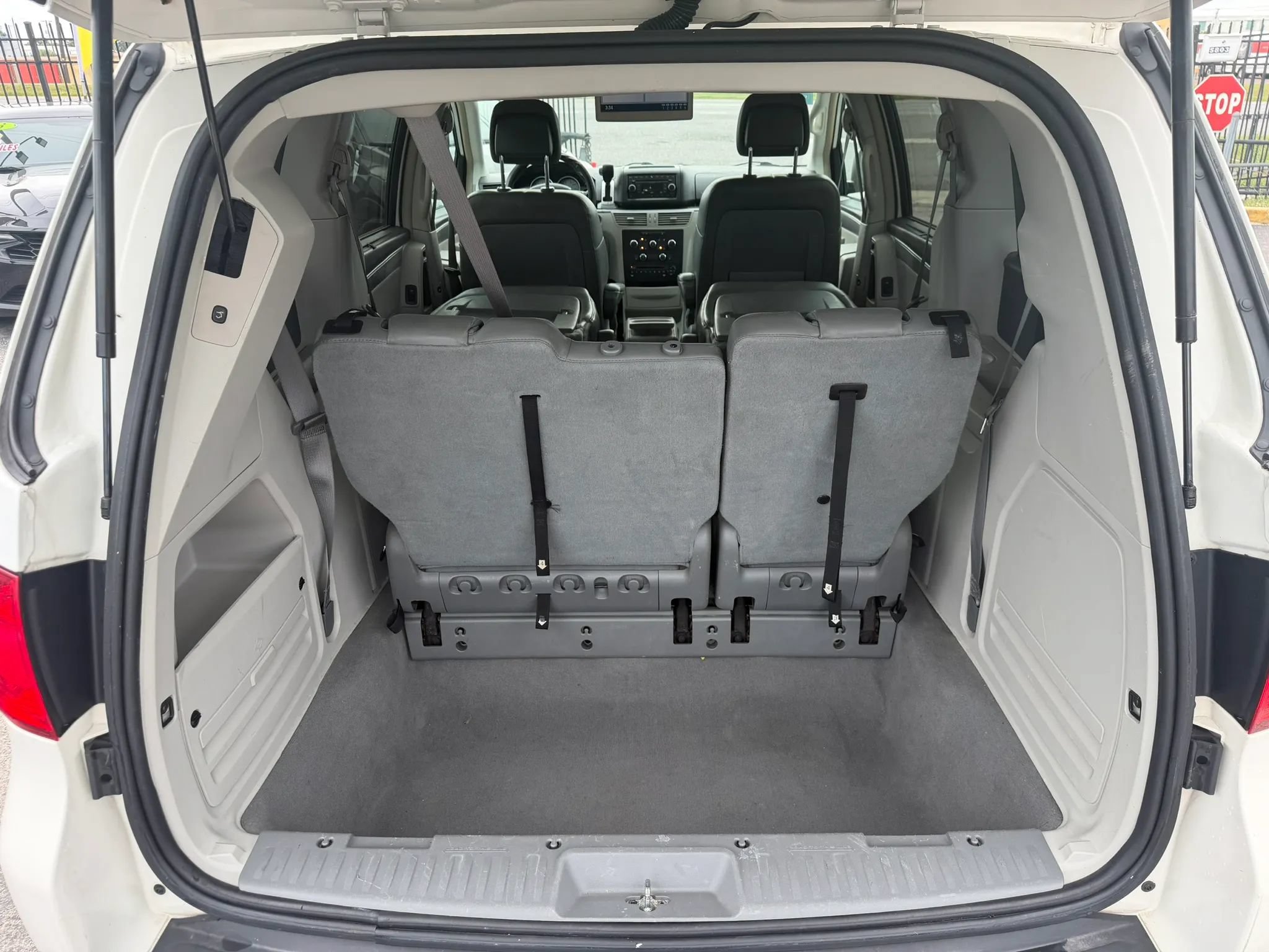 Used 2011 Volkswagen Routan SE FWD image 20