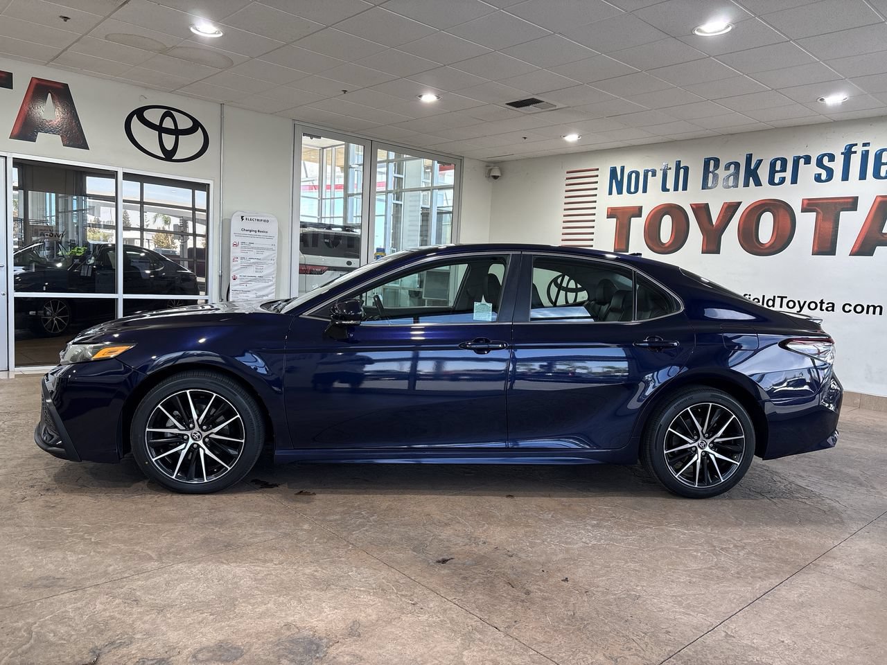 Used 2022 Toyota Camry SE w/ Convenience Package FWD image 7