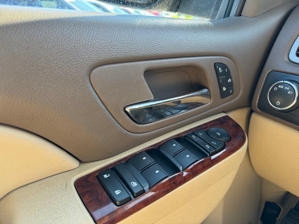 Used 2010 Chevrolet Tahoe LT w/ Luxury Package AWD/4WD image 16