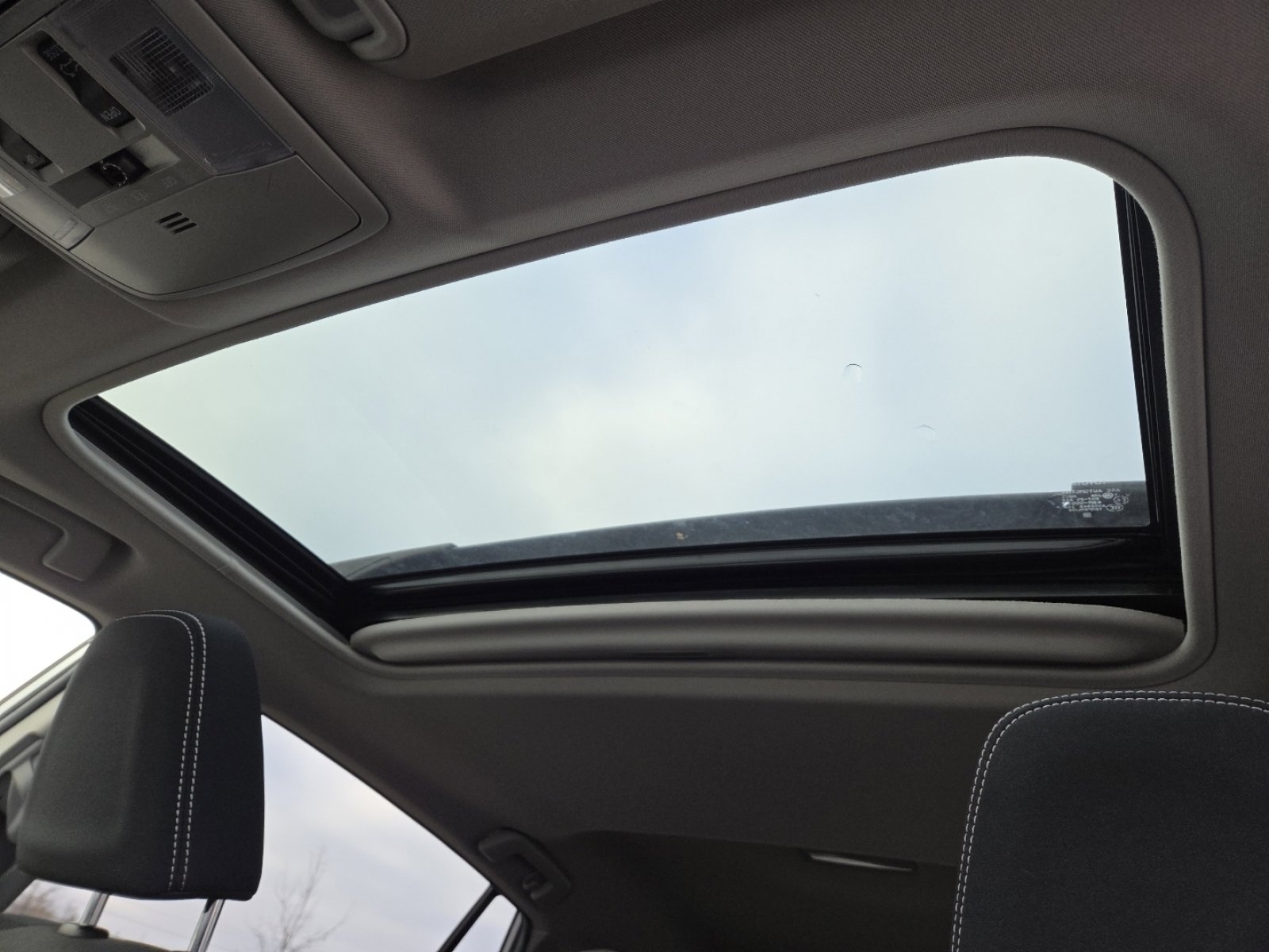 Used 2018 Toyota RAV4 XLE image 4