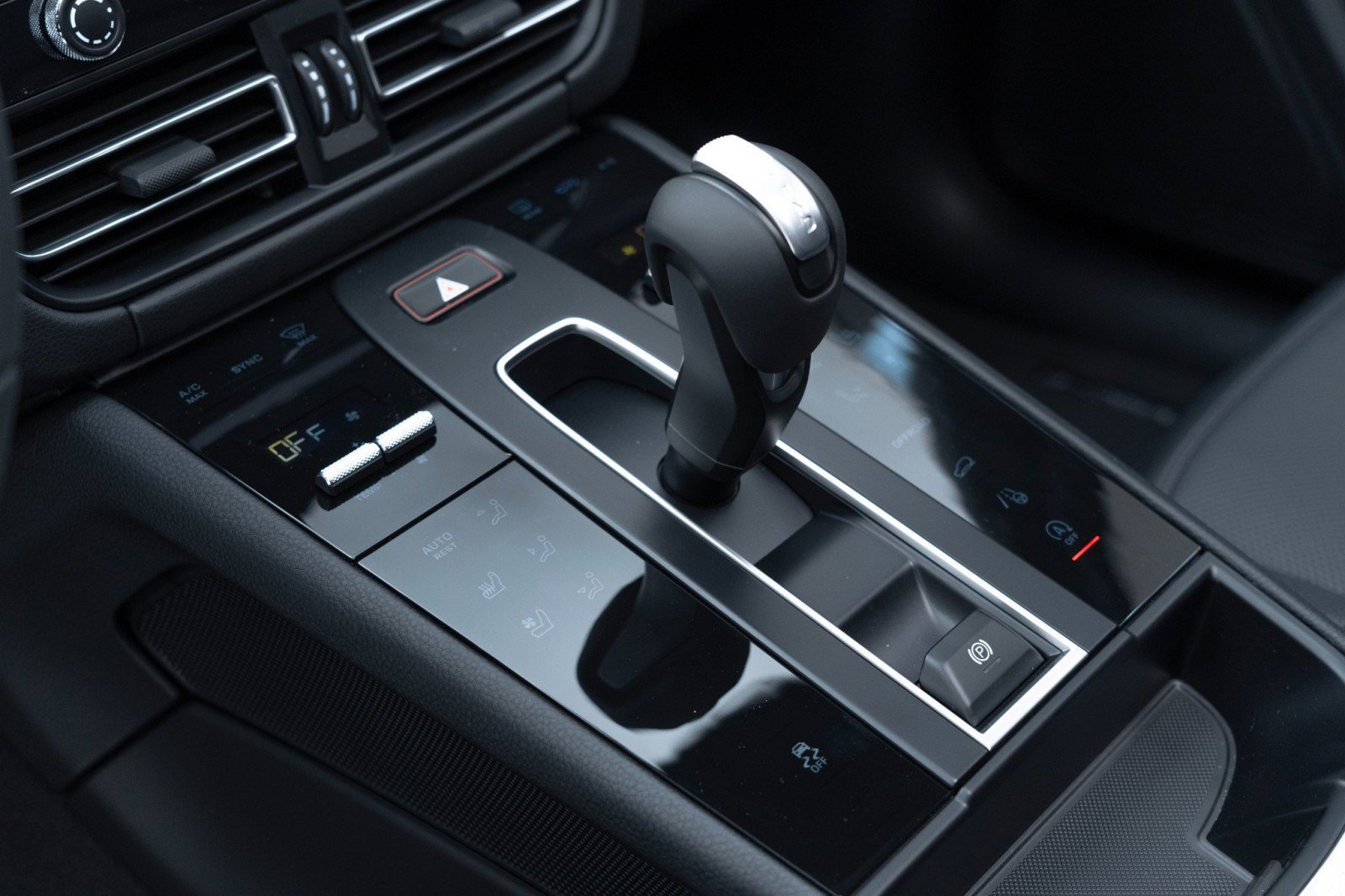 Certified 2025 Porsche Macan AWD/4WD image 28