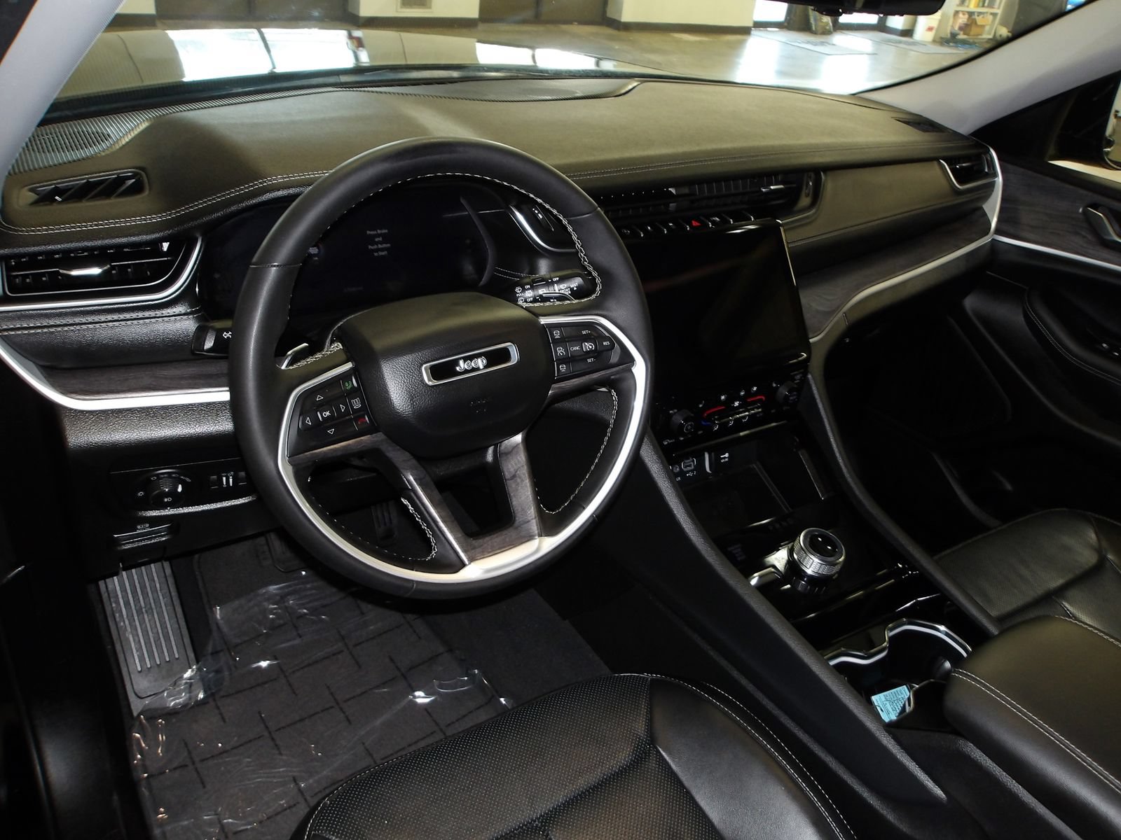 Used 2023 Jeep Grand Cherokee Limited w/ Luxury Tech Group II AWD/4WD image 9