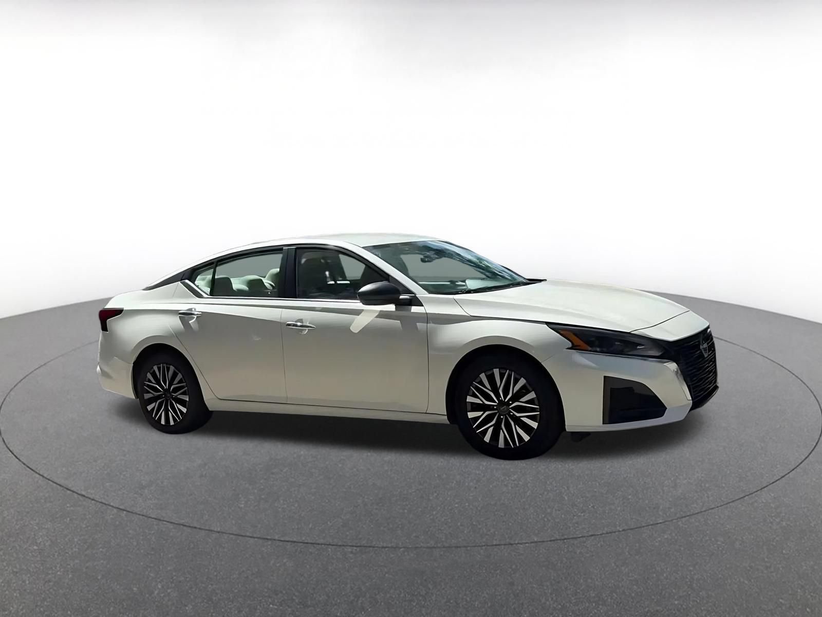 Used 2025 Nissan Altima 2.5 SV FWD image 2