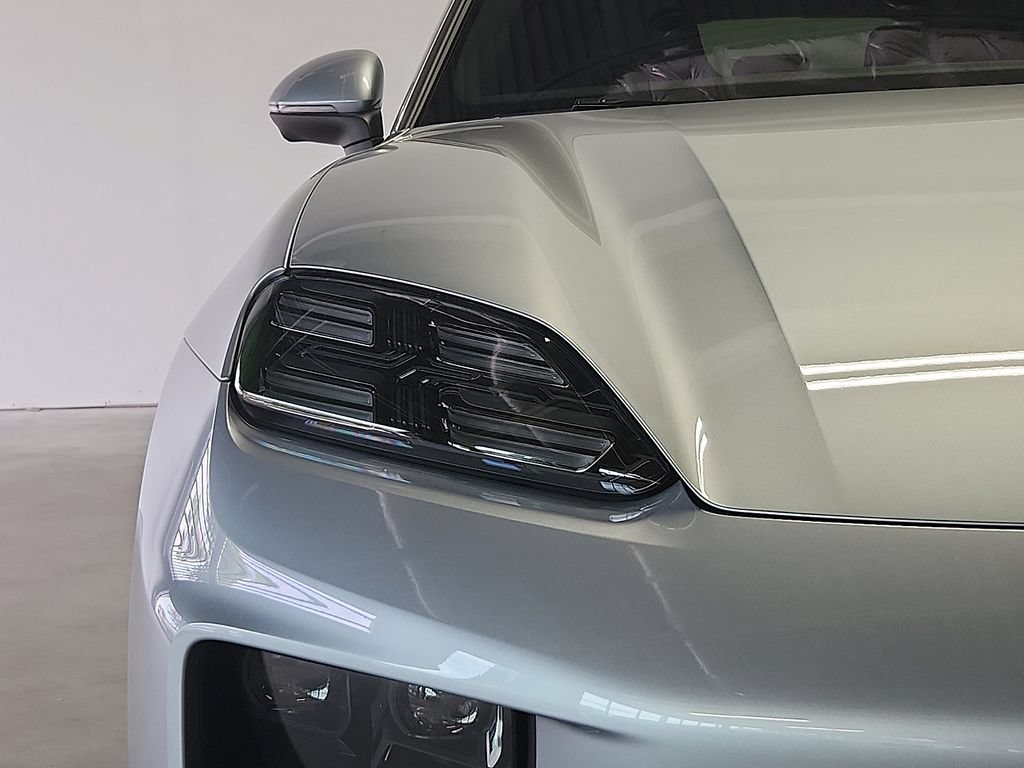 New 2026 Porsche Macan 4 Electric AWD/4WD image 9