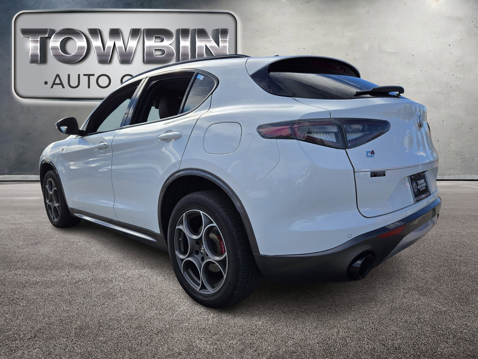 Used 2024 Alfa Romeo Stelvio Ti image 6