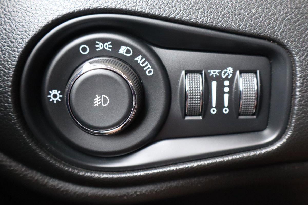 Used 2018 Jeep Renegade Trailhawk AWD/4WD image 28