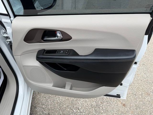Used 2022 Chrysler Voyager LX FWD image 18