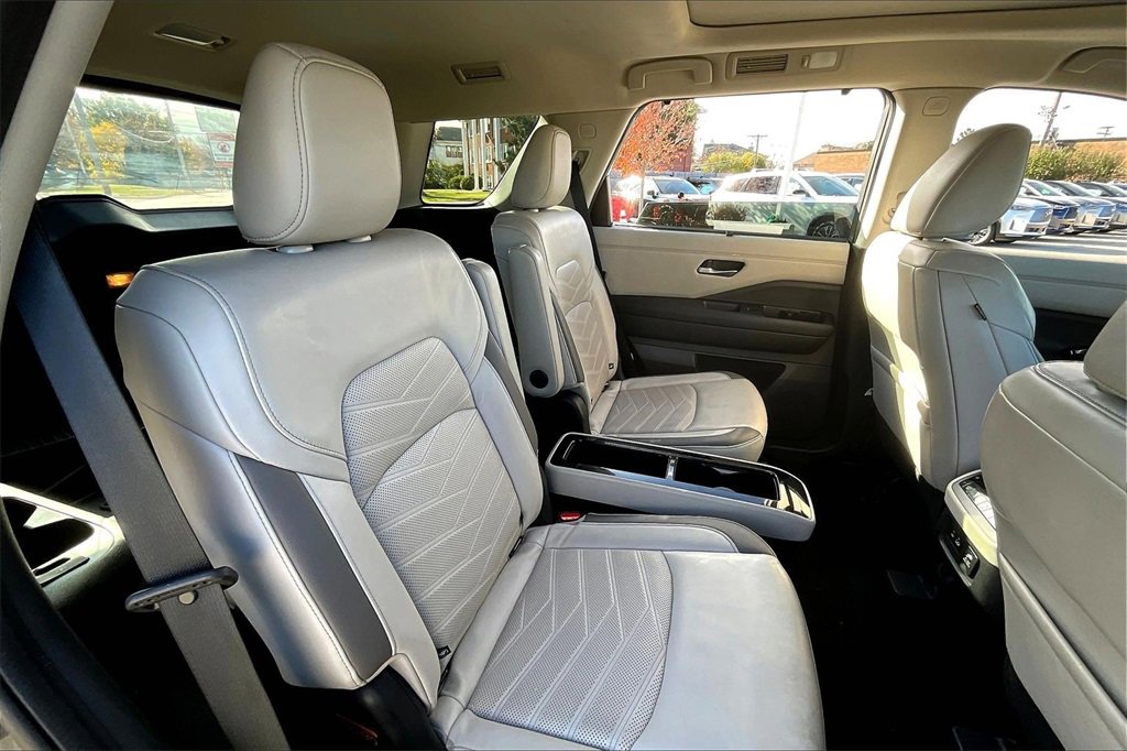 Used 2022 Nissan Pathfinder Platinum w/ Cargo Package image 32