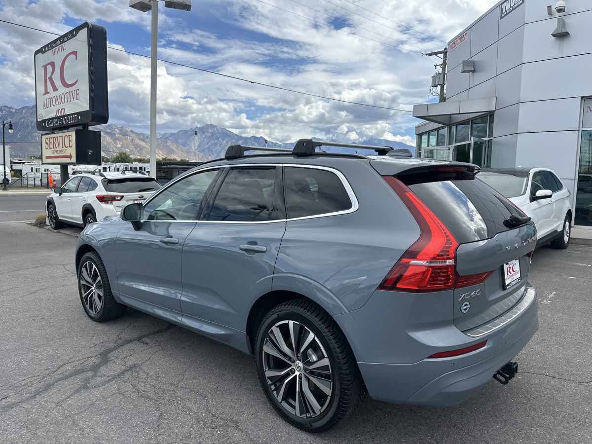 Used 2022 Volvo XC60 B5 Momentum w/ Climate Package image 3