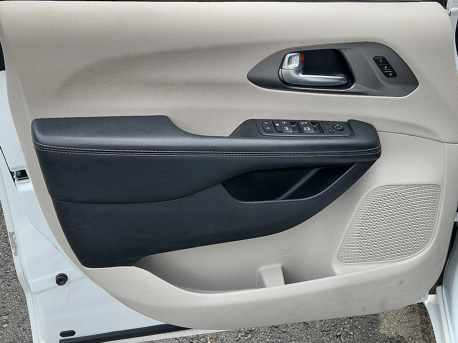 Used 2024 Chrysler Pacifica Touring-L FWD image 12