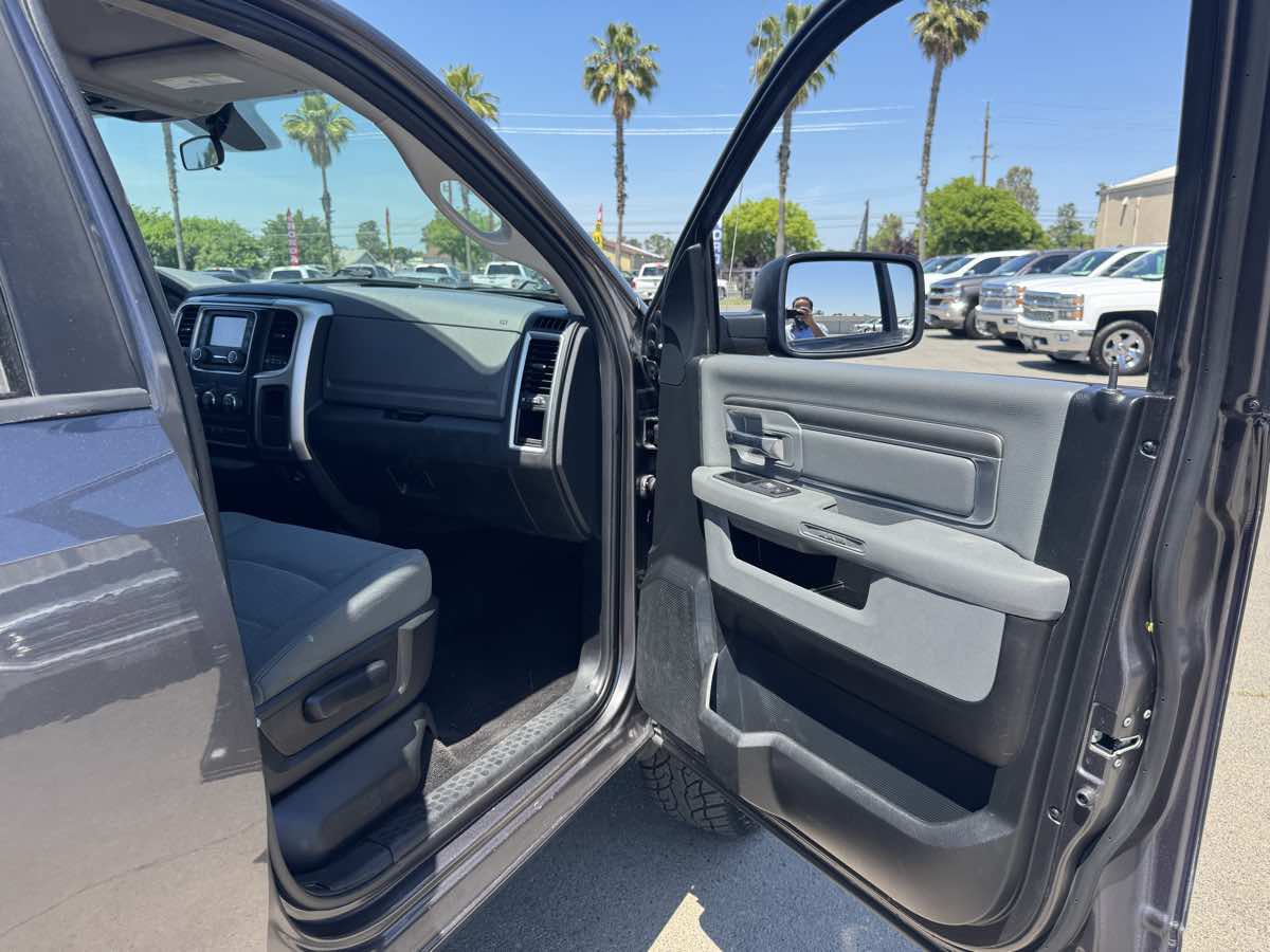 Used 2017 RAM 1500 Classic SLT AWD/4WD image 16