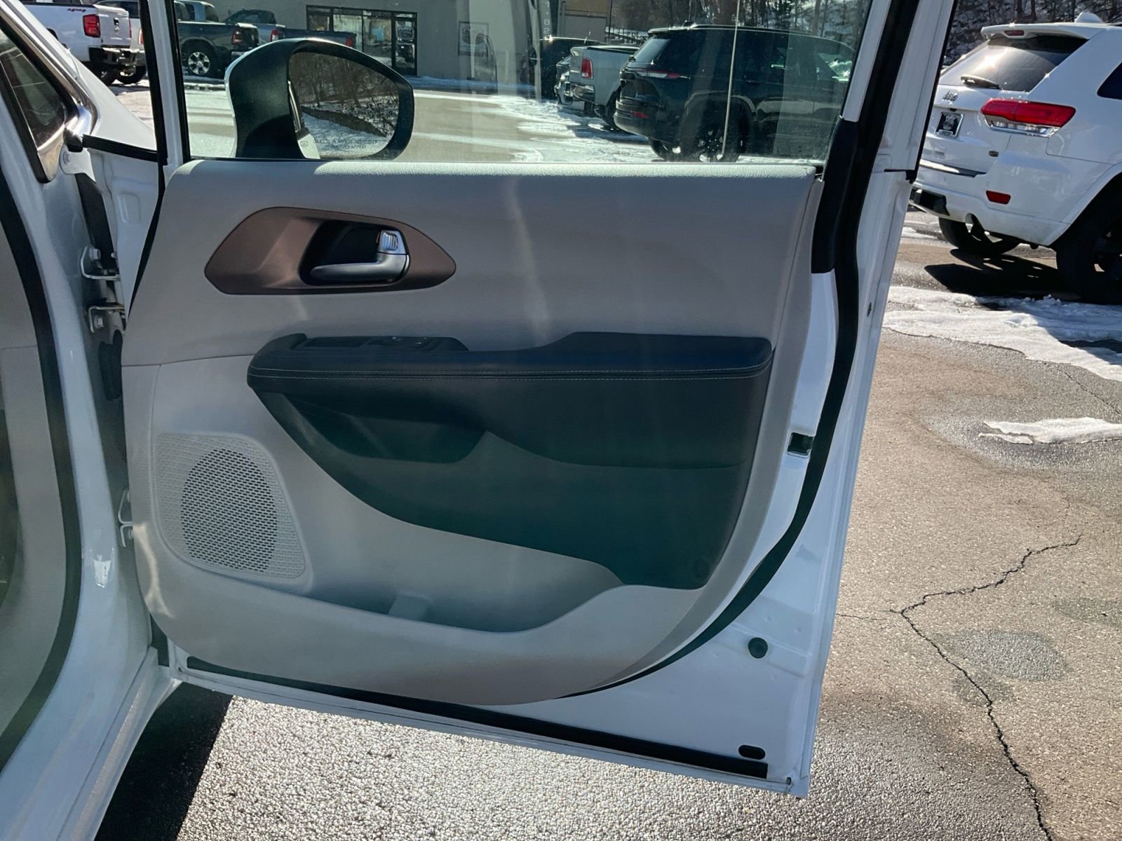 Used 2022 Chrysler Voyager LX image 19