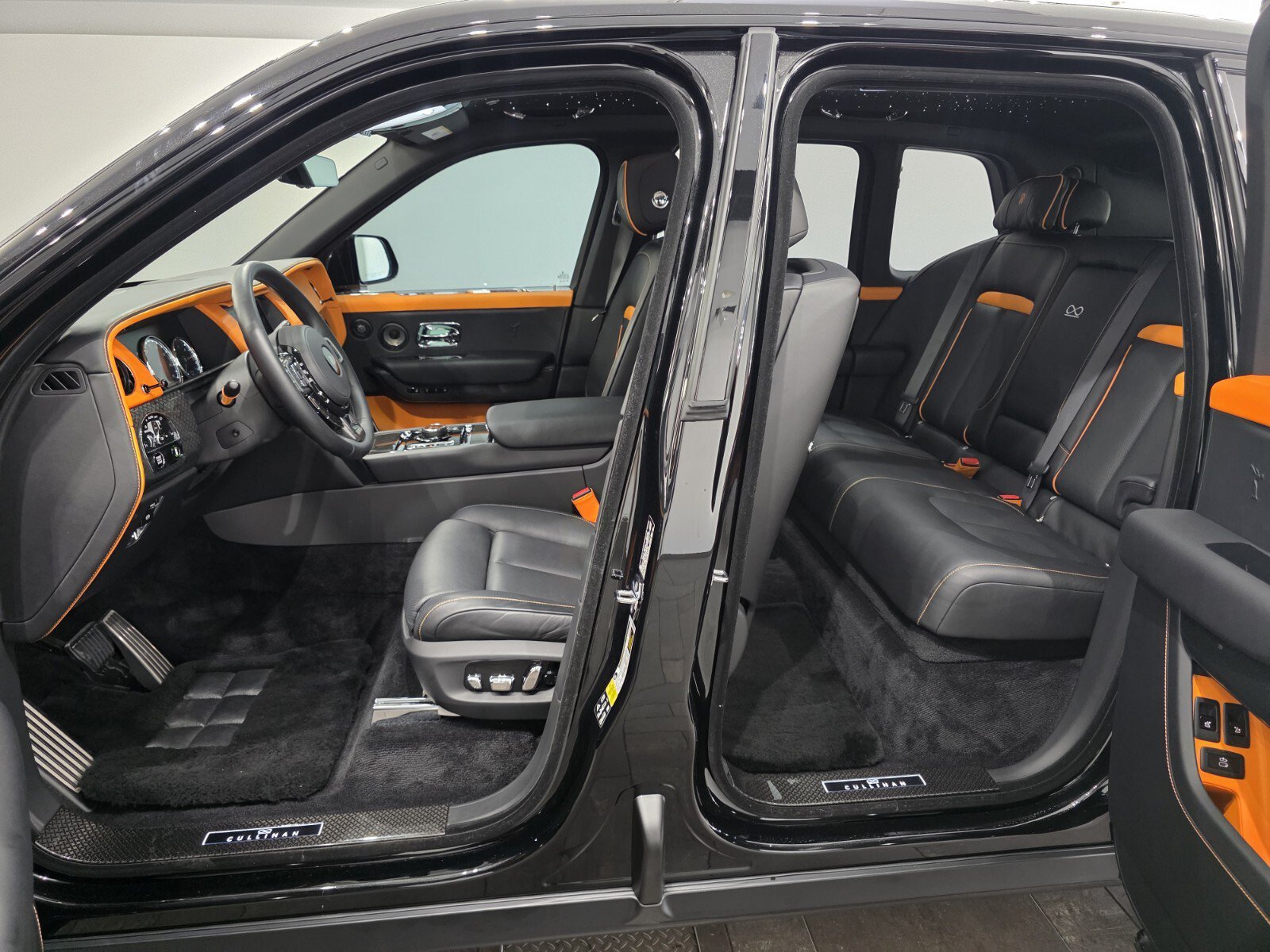 Used 2024 Rolls-Royce Cullinan Black Badge w/ Leather Finishing Pack AWD/4WD image 9