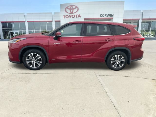 Used 2021 Toyota Highlander XLE w/ Protection Package #3 (TMS) AWD/4WD image 2