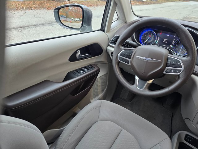 Used 2021 Chrysler Pacifica Touring image 17