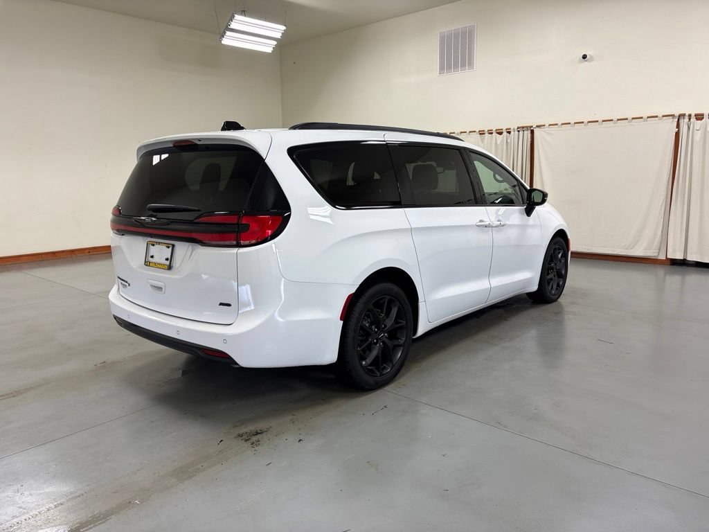 Used 2024 Chrysler Pacifica Touring-L w/ S Appearance Package AWD/4WD image 8